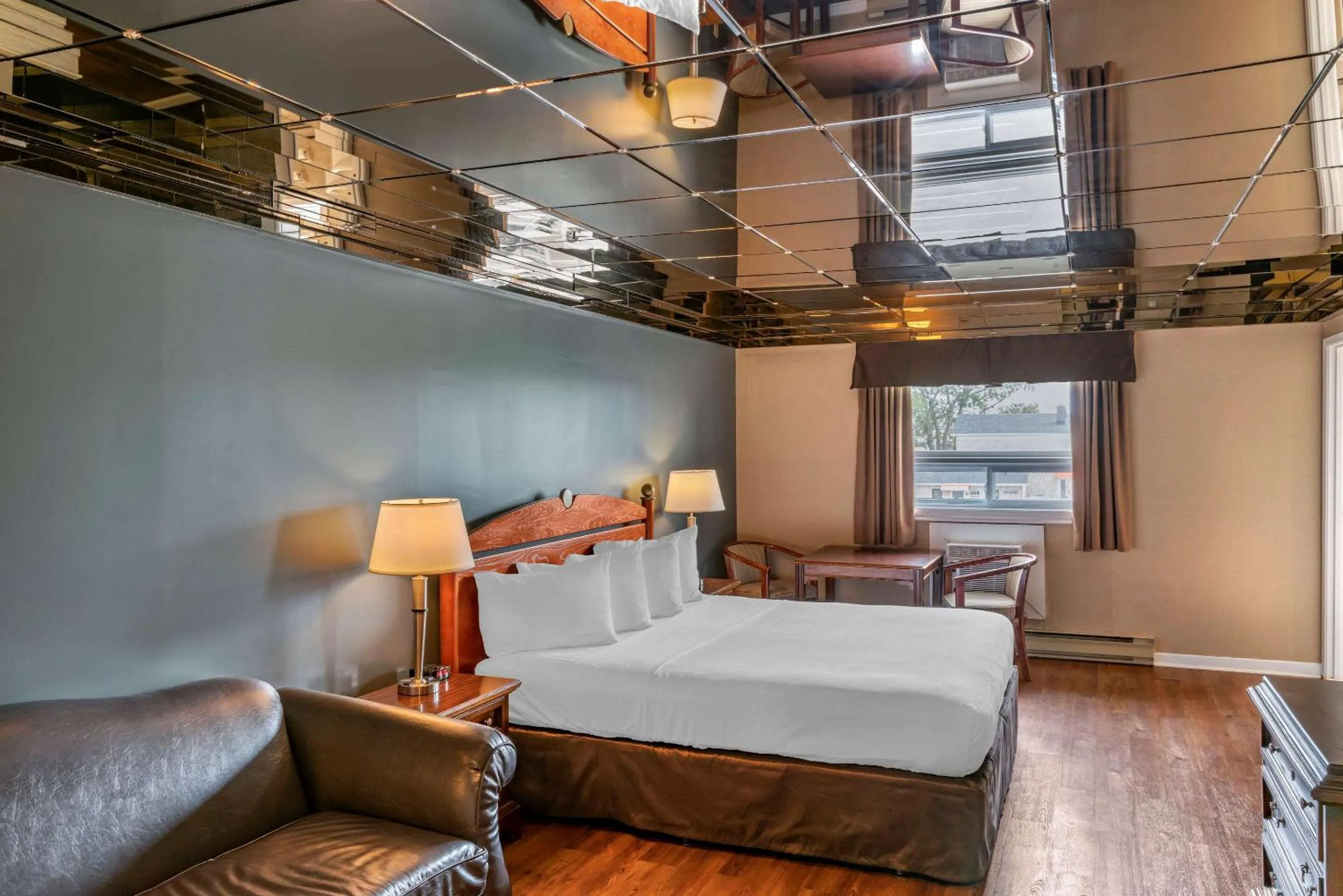 Photo of the whole room, Bed in Econo Lodge Hotel Brossard