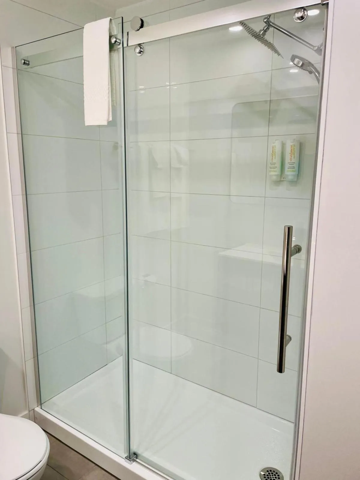 Shower in Econo Lodge Hotel Brossard