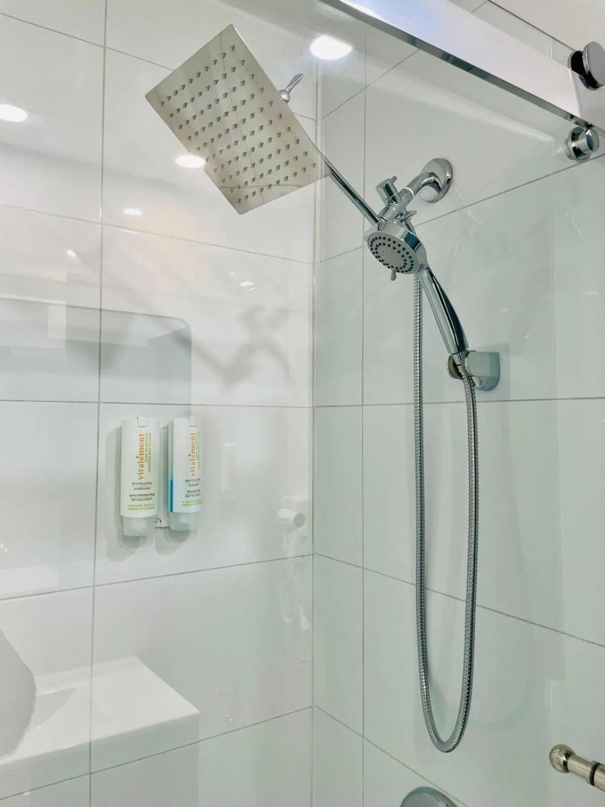 Shower in Econo Lodge Hotel Brossard