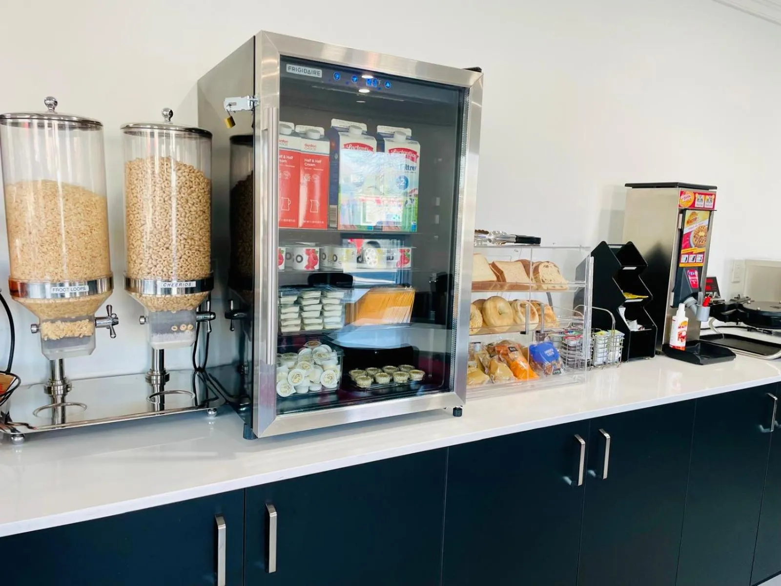 Food and drinks in Econo Lodge Hotel Brossard