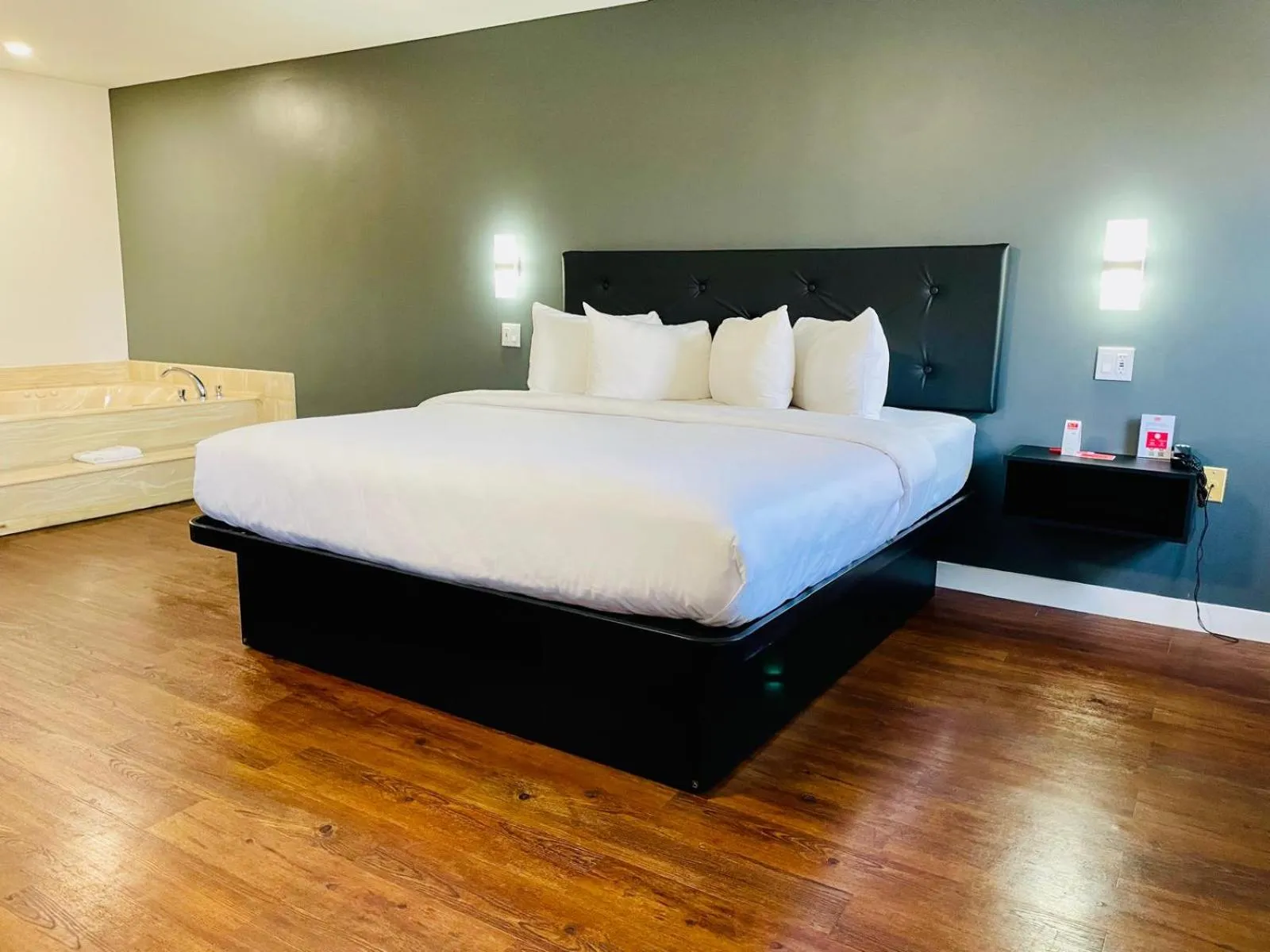 Bedroom, Bed in Econo Lodge Hotel Brossard