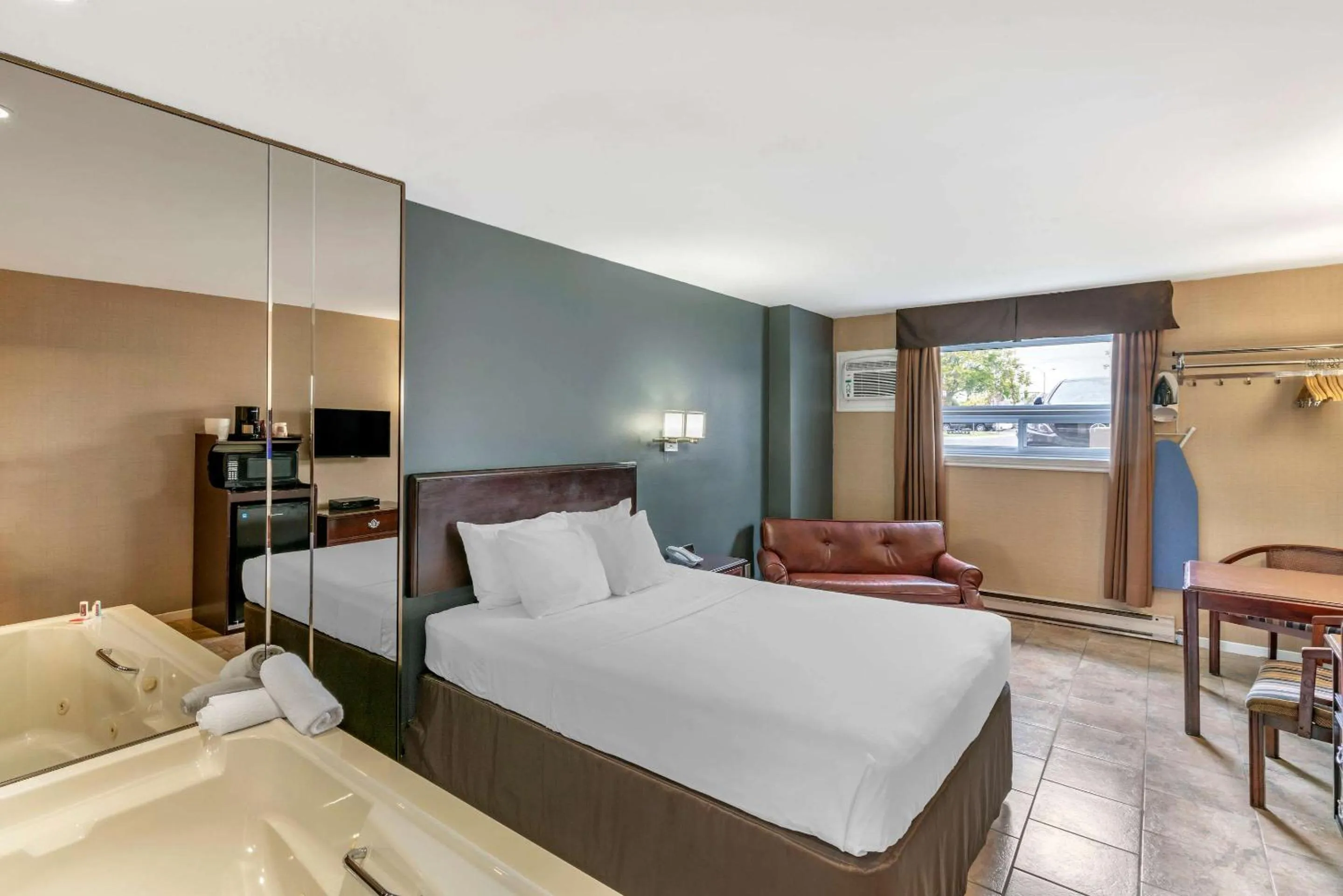 Photo of the whole room, Bed in Econo Lodge Hotel Brossard