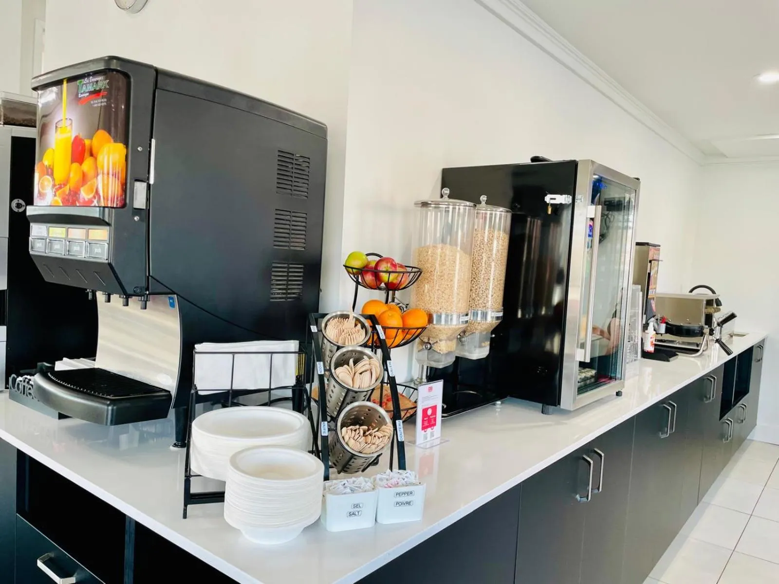 Breakfast in Econo Lodge Hotel Brossard