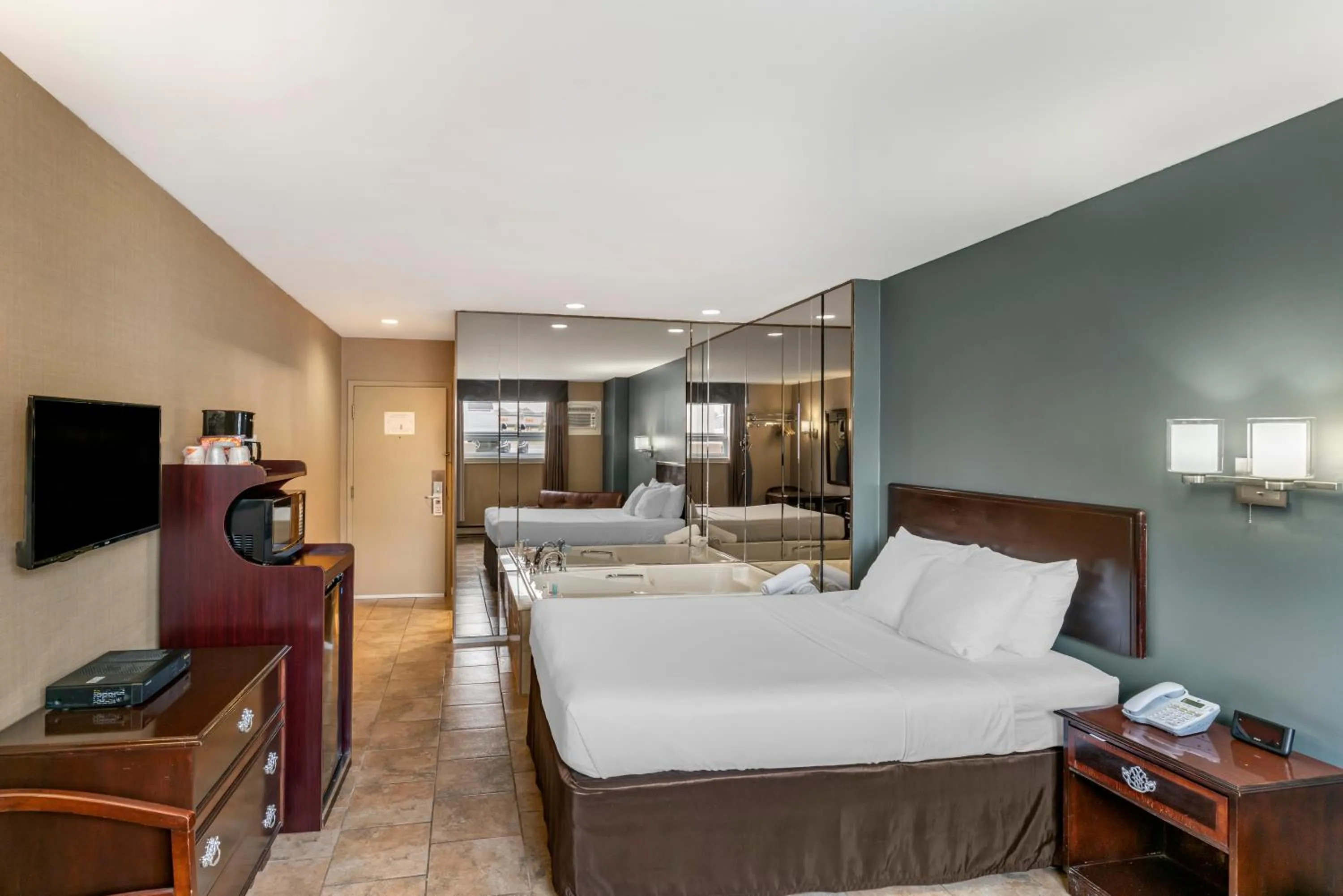 Bed in Econo Lodge Hotel Brossard