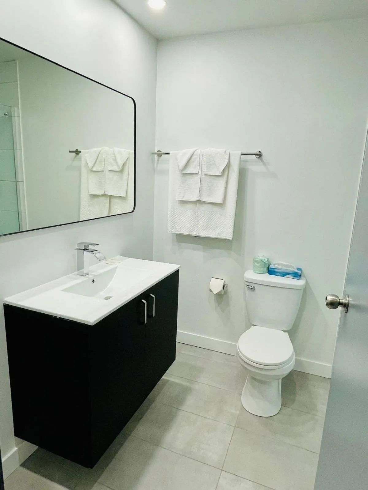 Bathroom in Econo Lodge Hotel Brossard