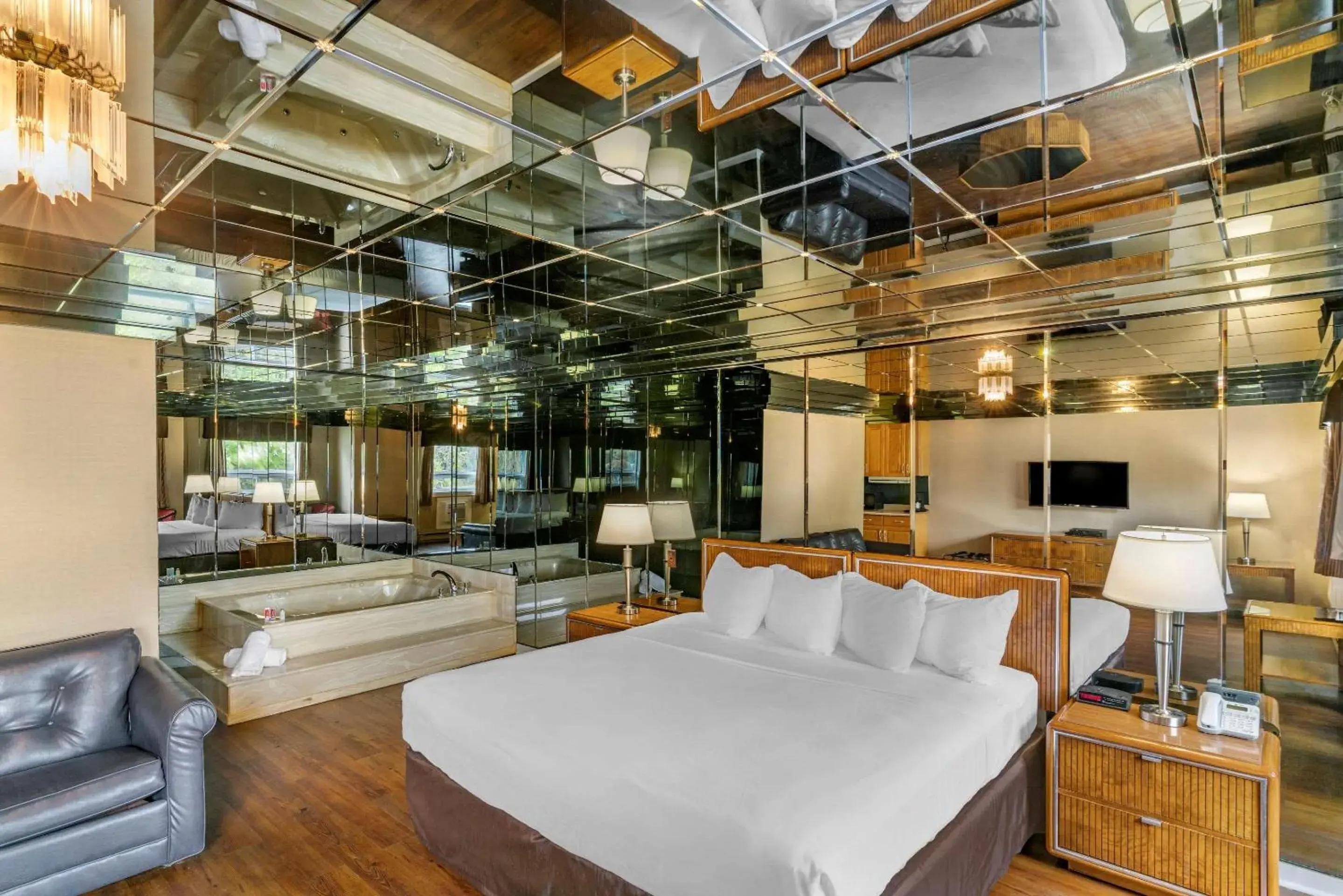 Photo of the whole room, Bed in Econo Lodge Hotel Brossard Photo of the whole room, Bed in Econo Lodge Hotel Brossard