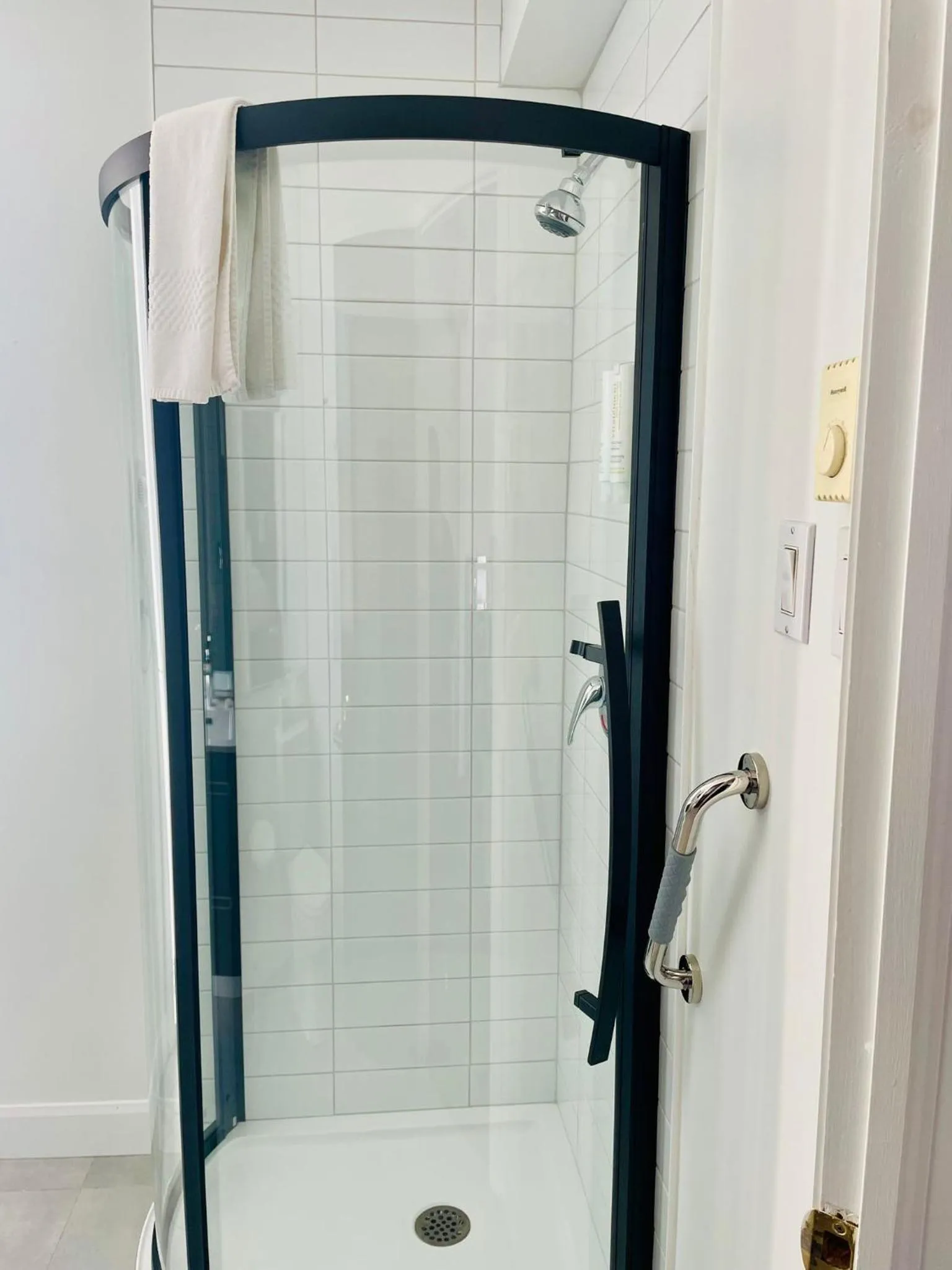 Shower in Econo Lodge Hotel Brossard