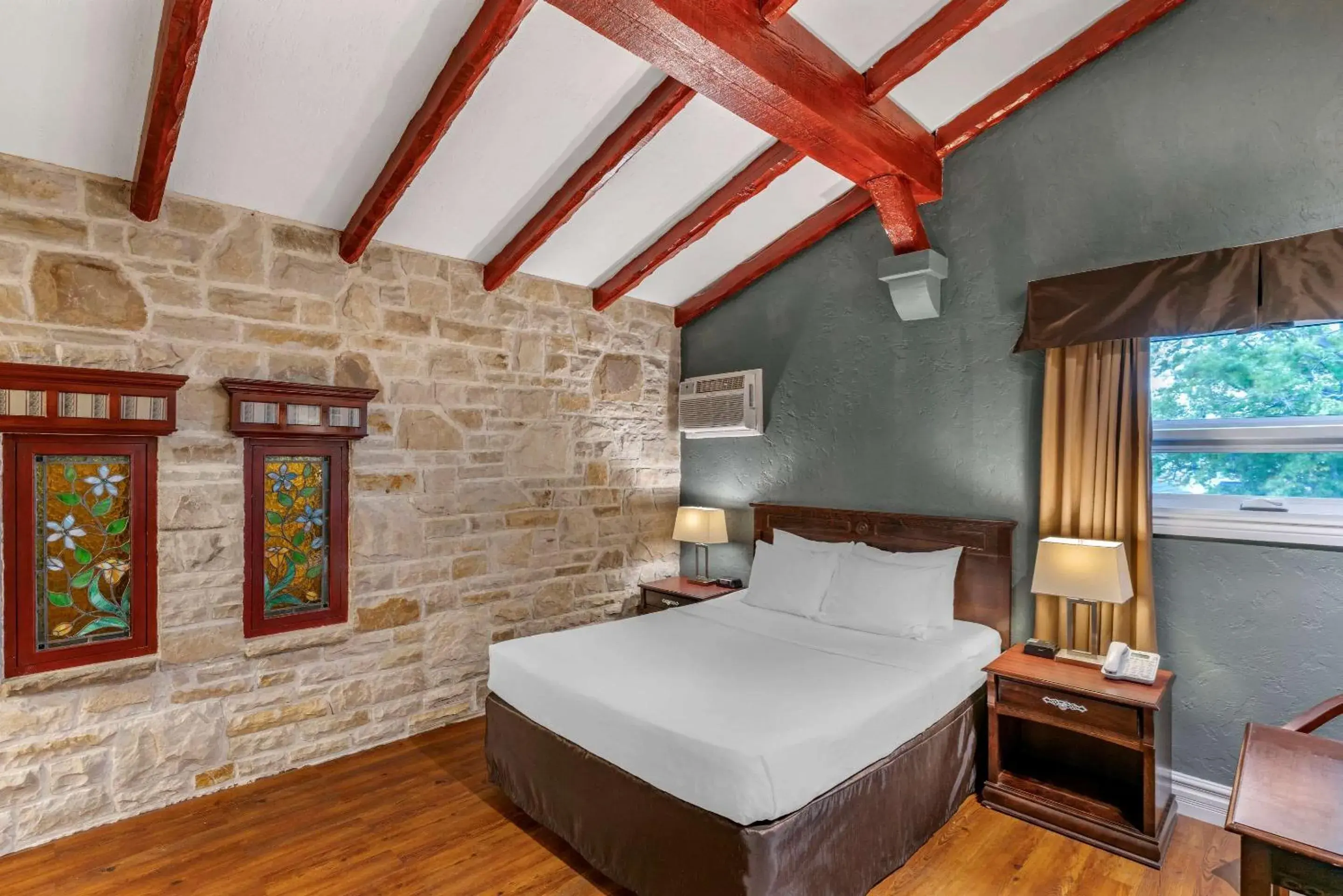 Photo of the whole room, Bed in Econo Lodge Hotel Brossard Photo of the whole room, Bed in Econo Lodge Hotel Brossard