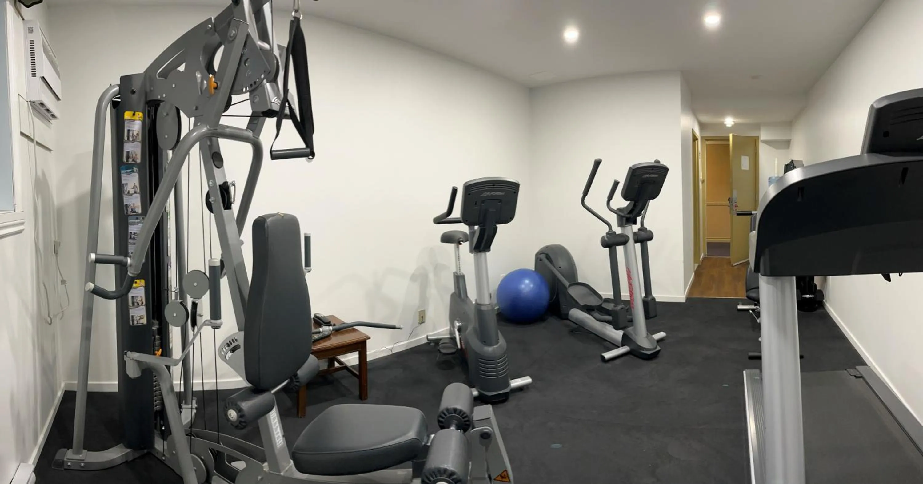 Fitness centre/facilities in Econo Lodge Hotel Brossard