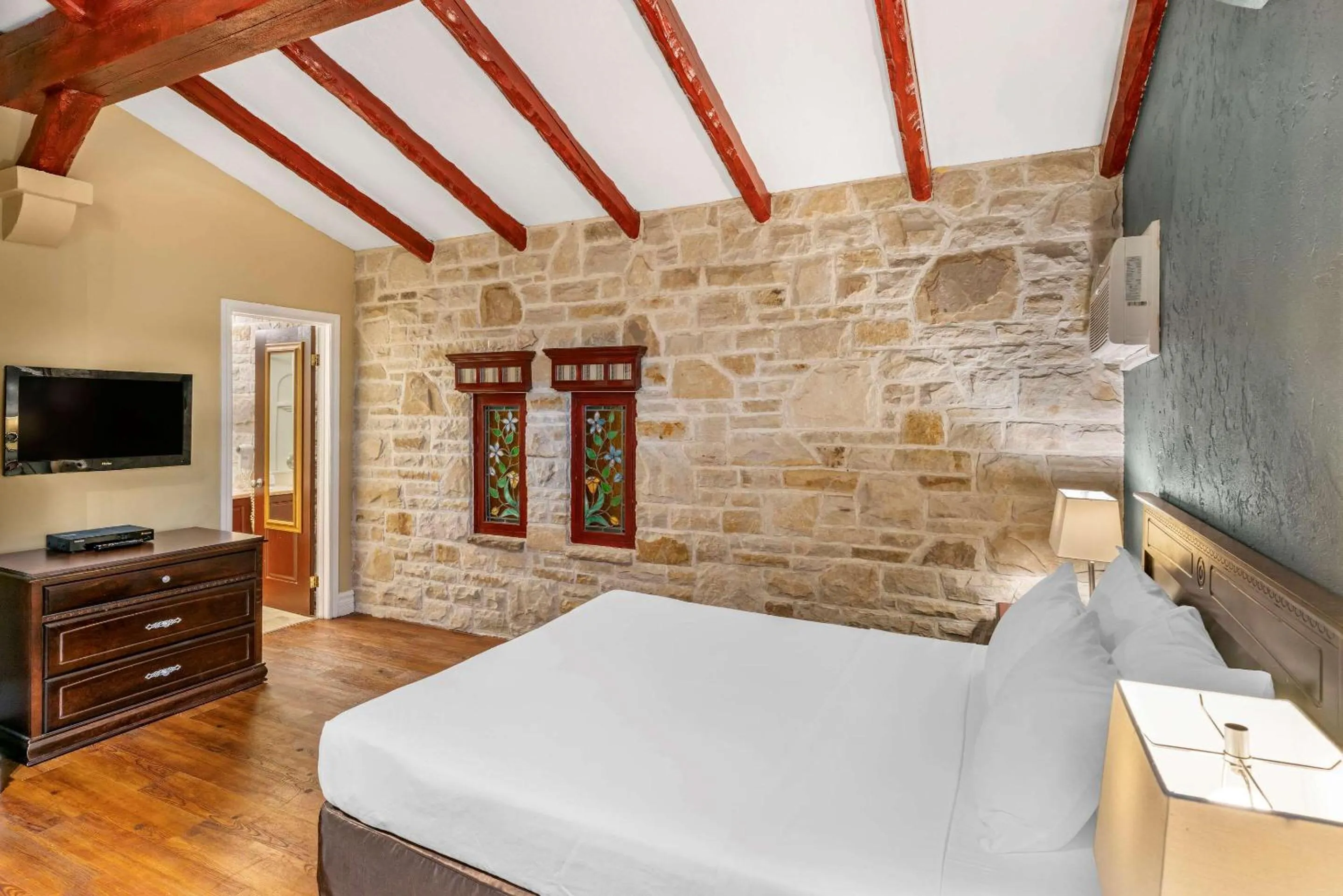 Photo of the whole room, Bed in Econo Lodge Hotel Brossard