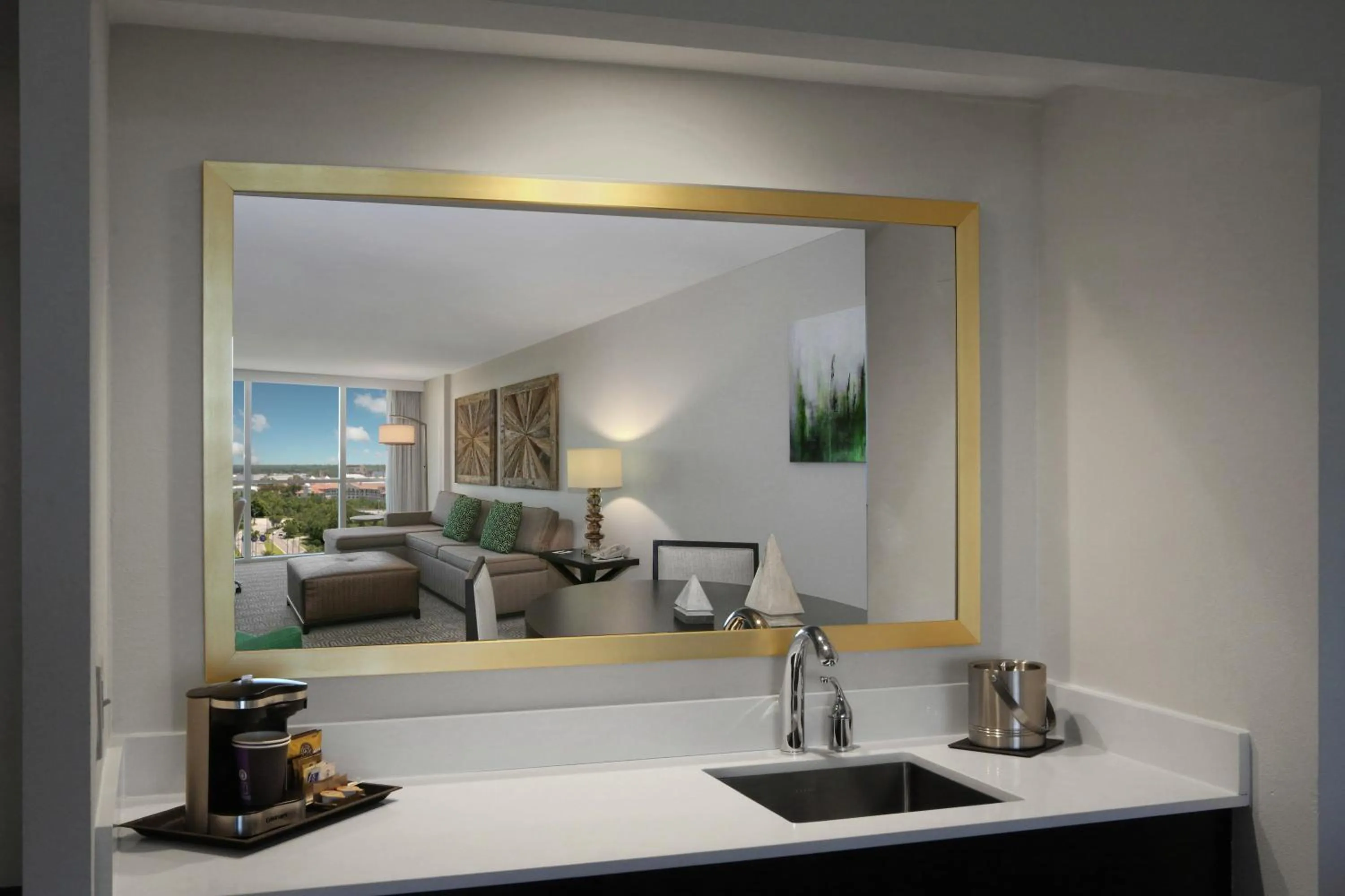 Bathroom, Bed in DoubleTree by Hilton at the Entrance to Universal Orlando