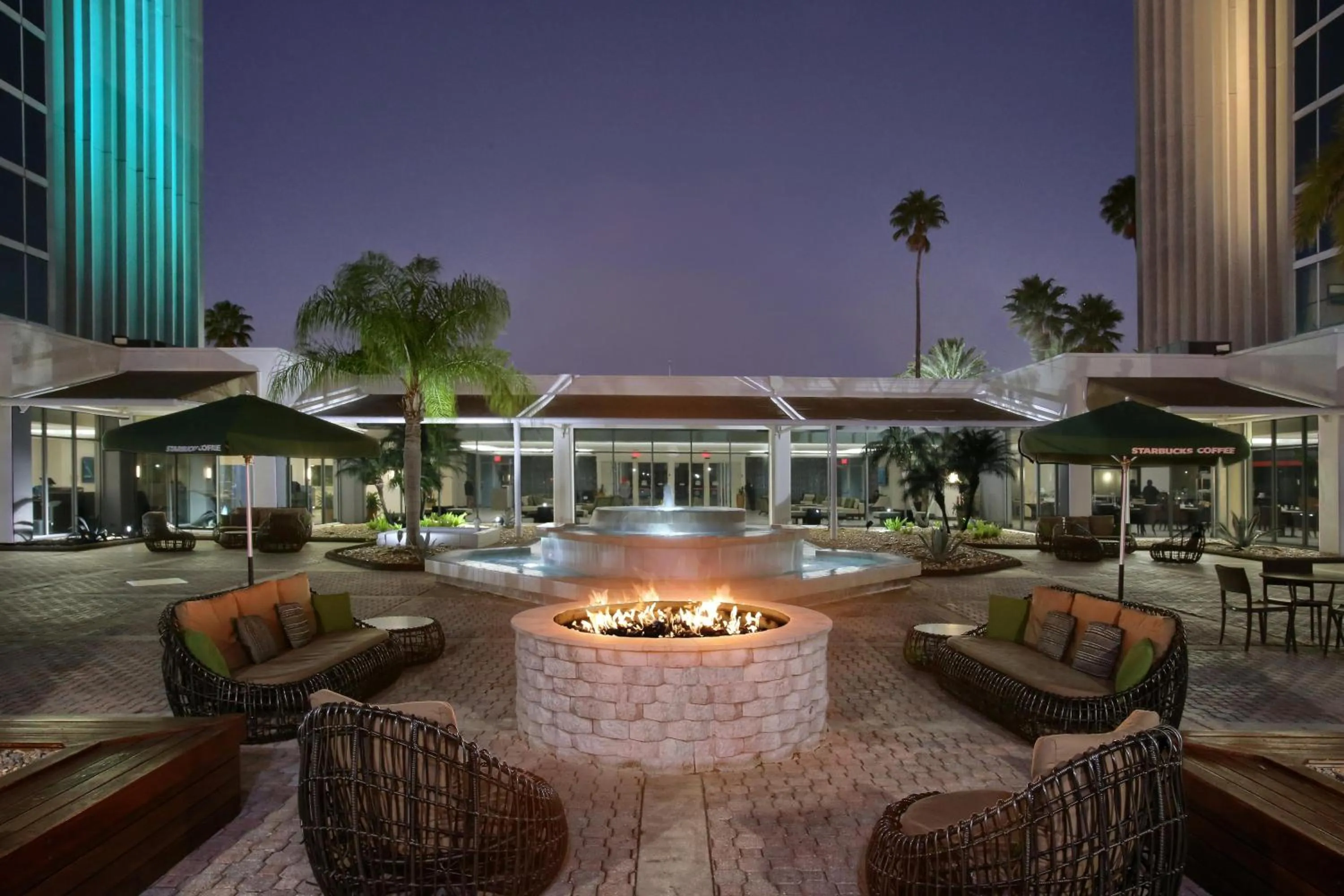 Inner courtyard view in DoubleTree by Hilton at the Entrance to Universal Orlando