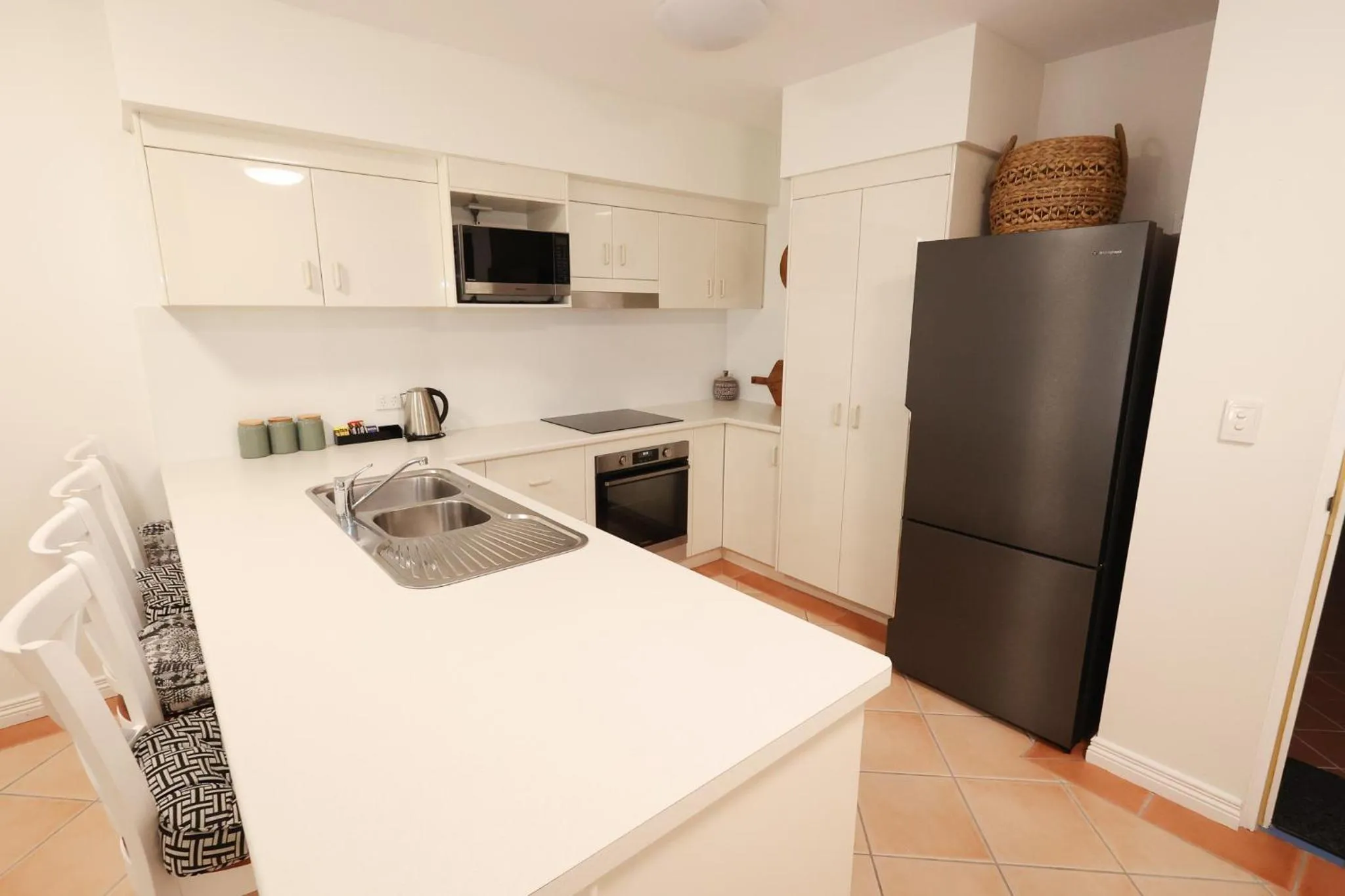 Kitchen or kitchenette in White Crest Apartments