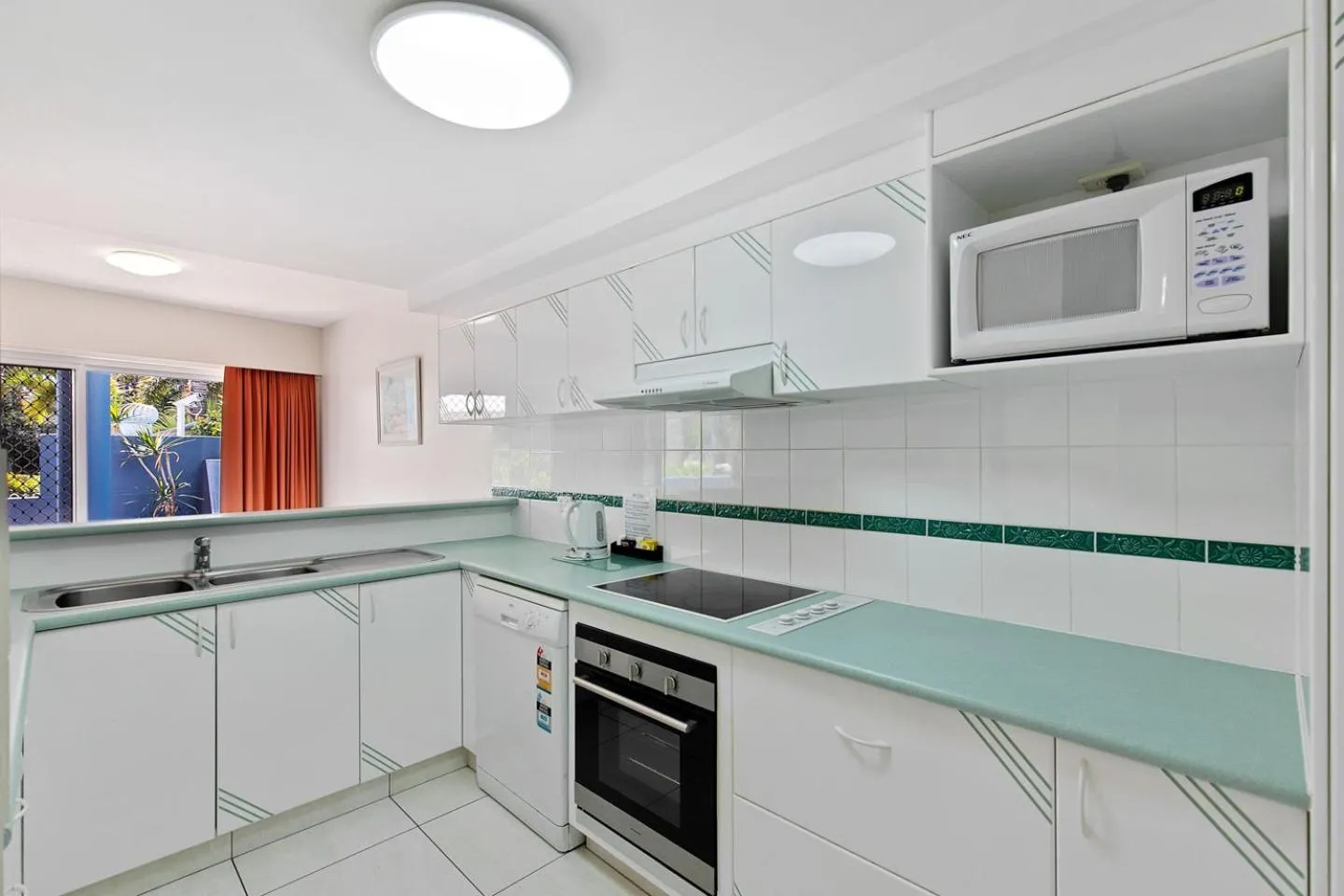 Kitchen or kitchenette in White Crest Apartments