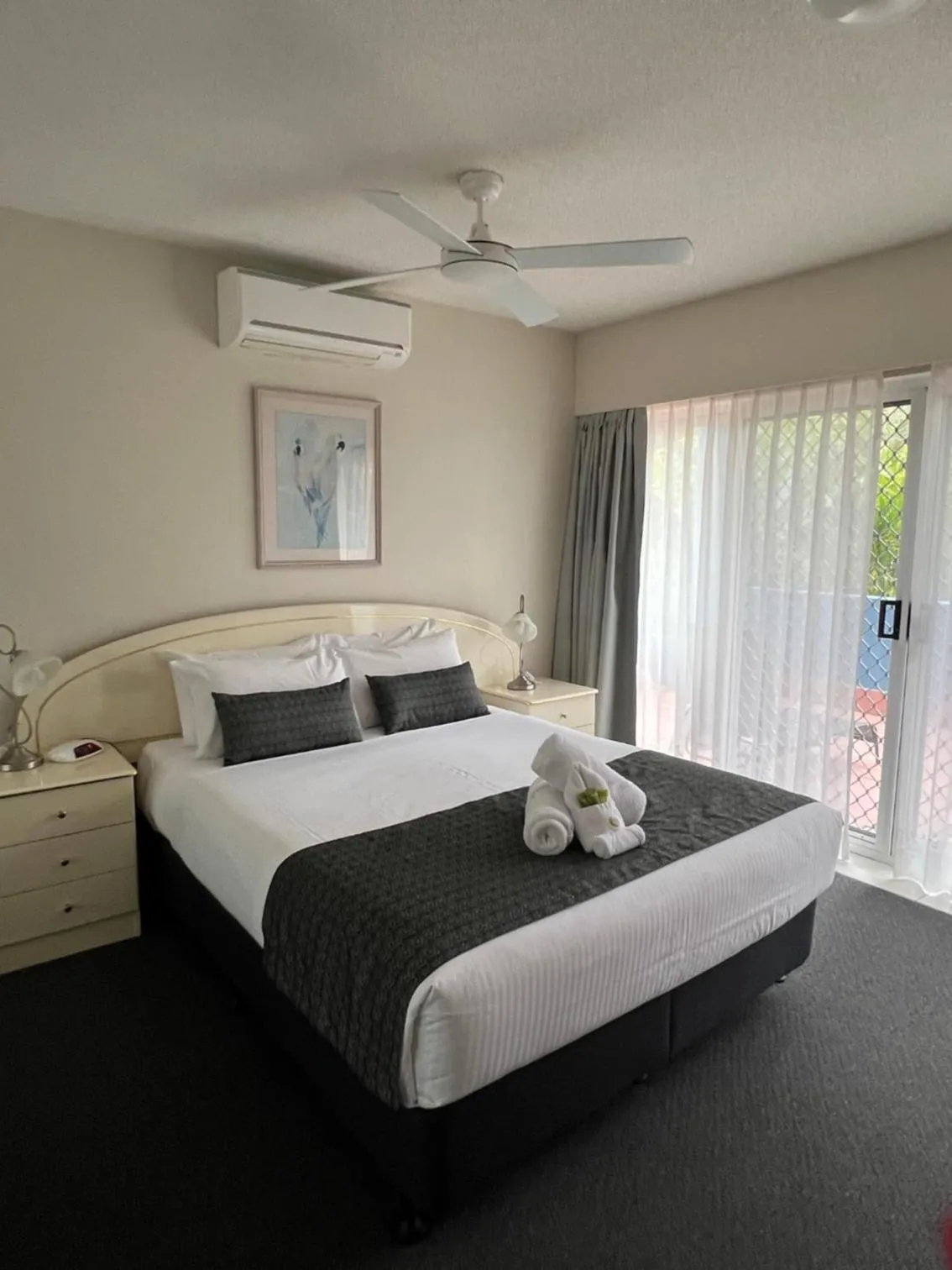 Bedroom, Bed in White Crest Apartments