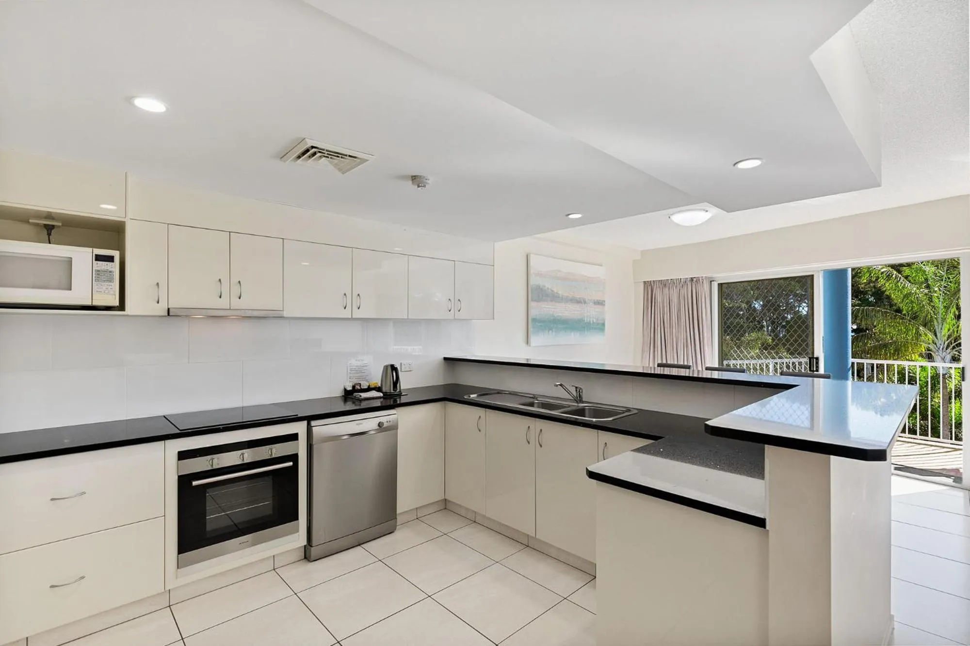 Kitchen or kitchenette in White Crest Apartments