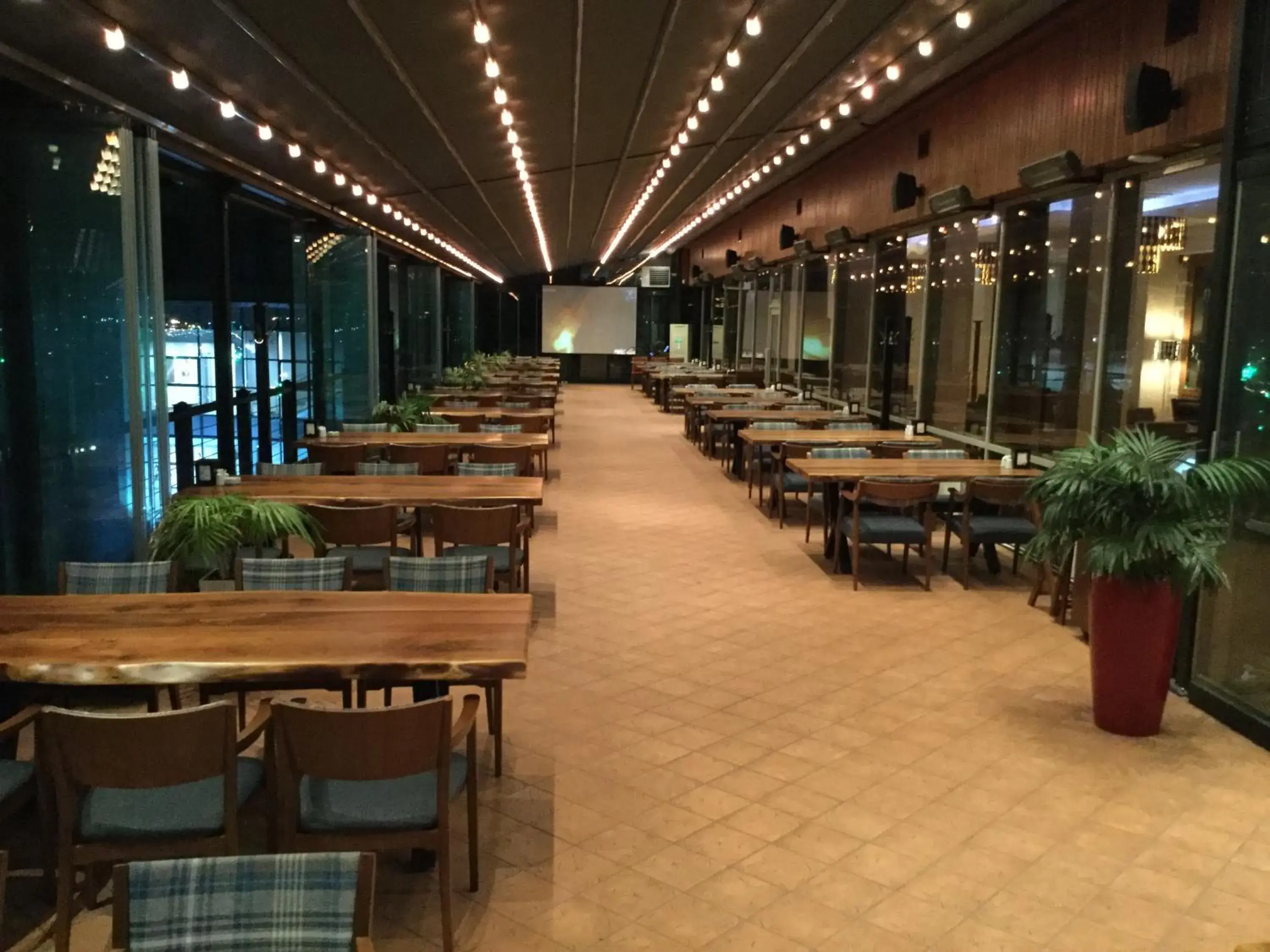 Restaurant/places to eat in Riviera Hotel Restaurant/places to eat in Riviera Hotel