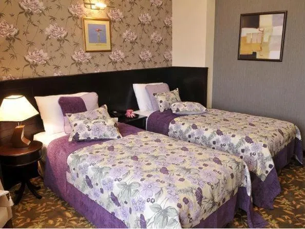 Shower, Bed in Riviera Hotel