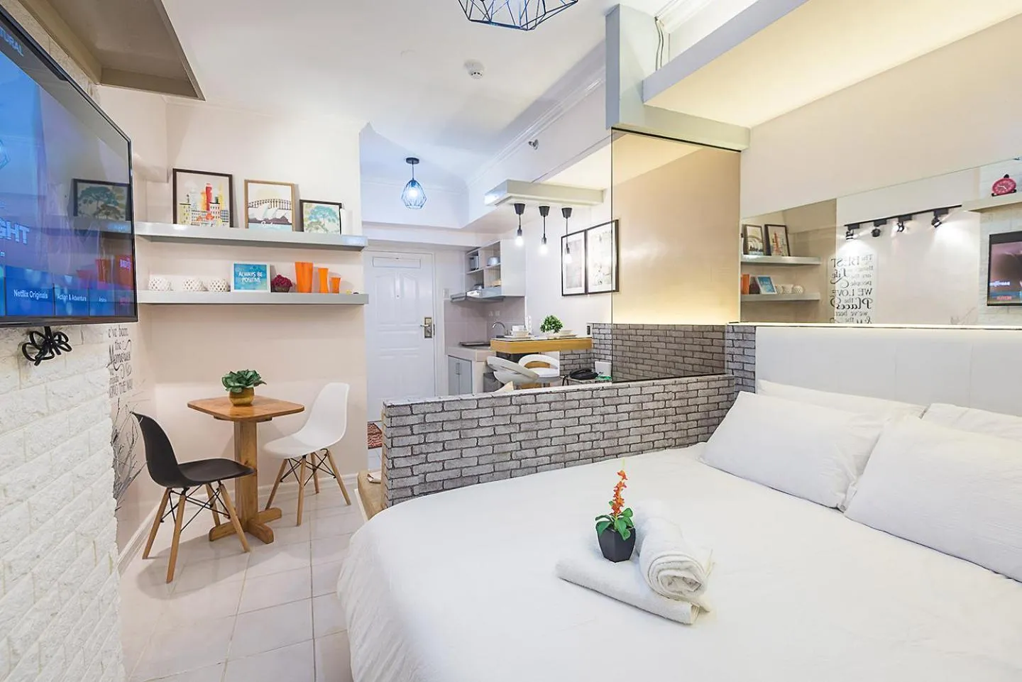 Light and Chic - Tagaytay Vacation Pad