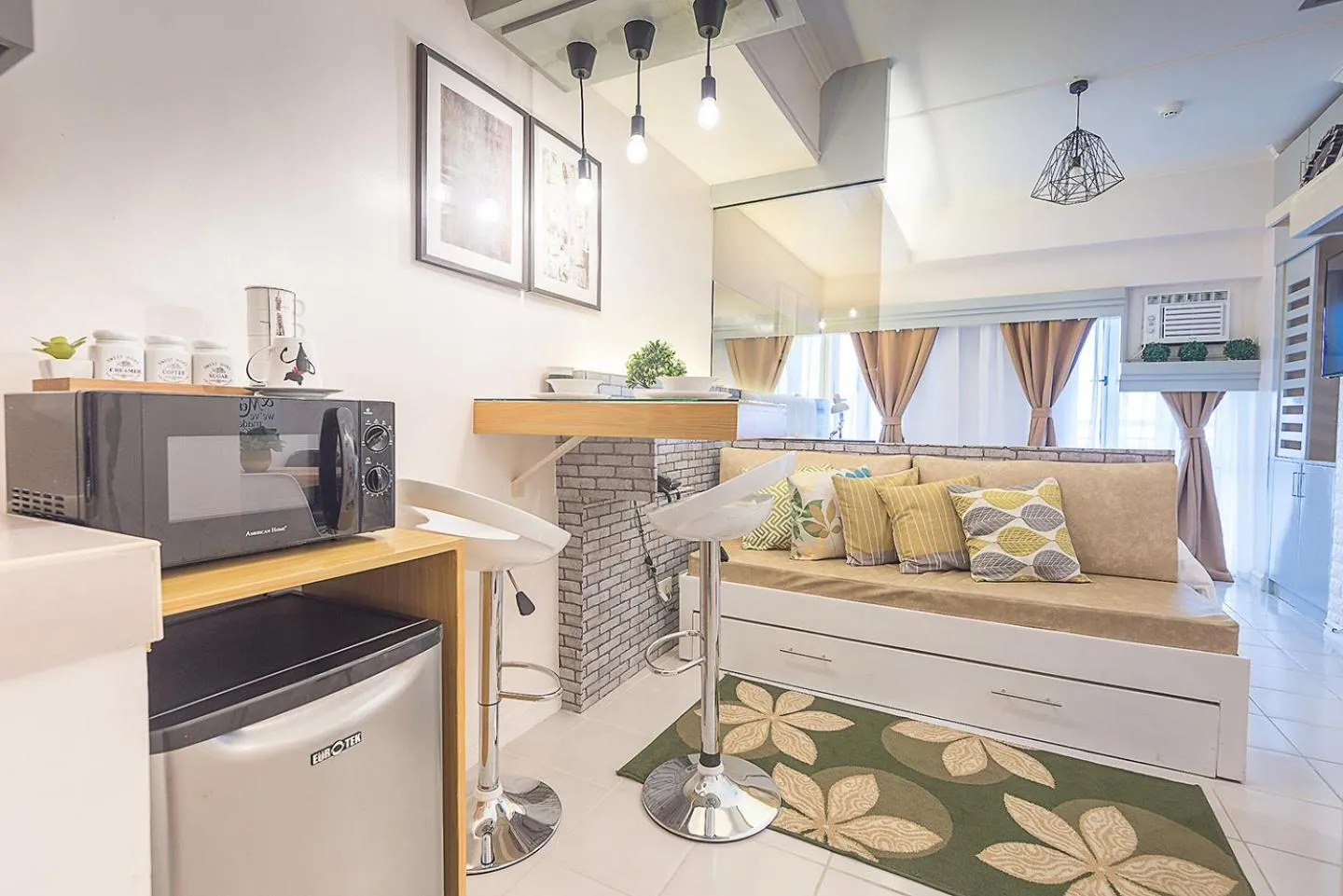 Light and Chic - Tagaytay Vacation Pad