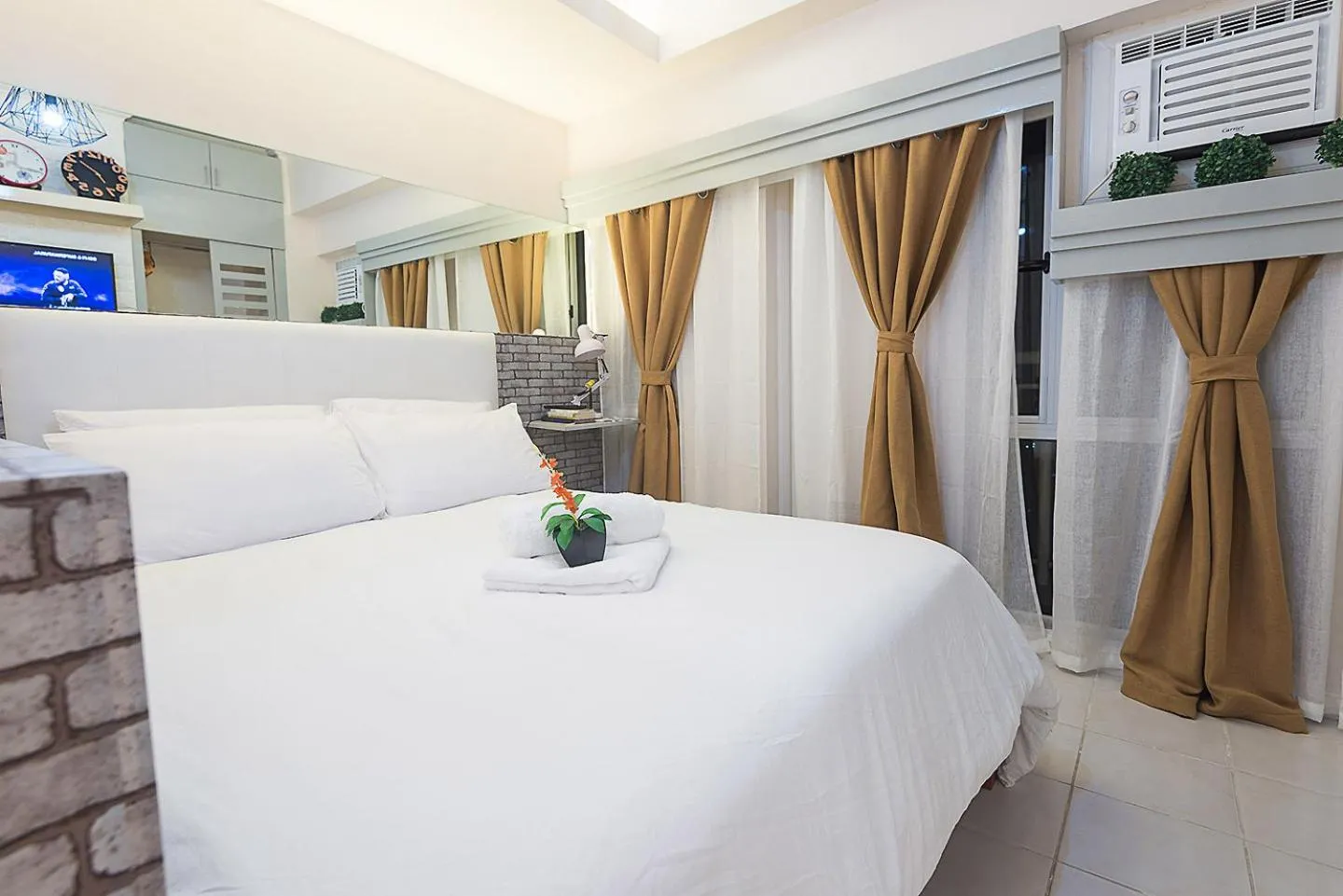 Light and Chic - Tagaytay Vacation Pad