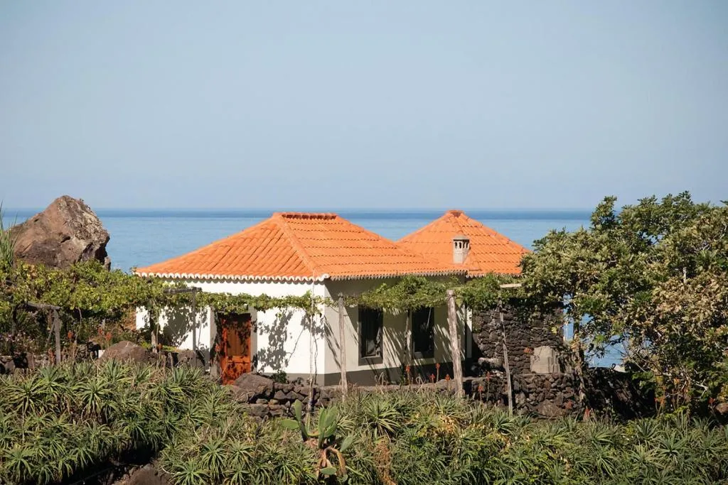 Property building in Faja dos Padres