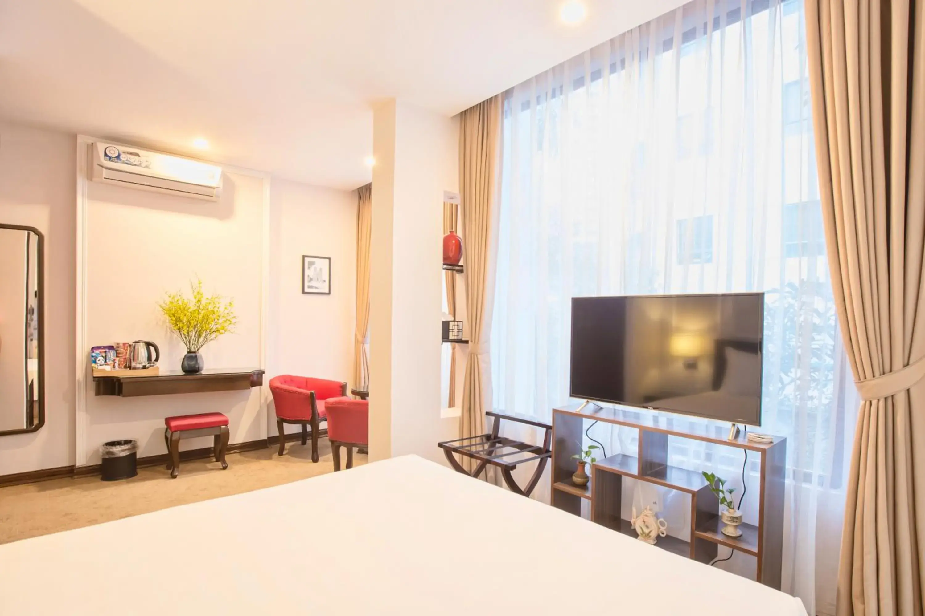 Shower, Bed in Dinh Ami Hanoi Hotel Shower, Bed in Dinh Ami Hanoi Hotel