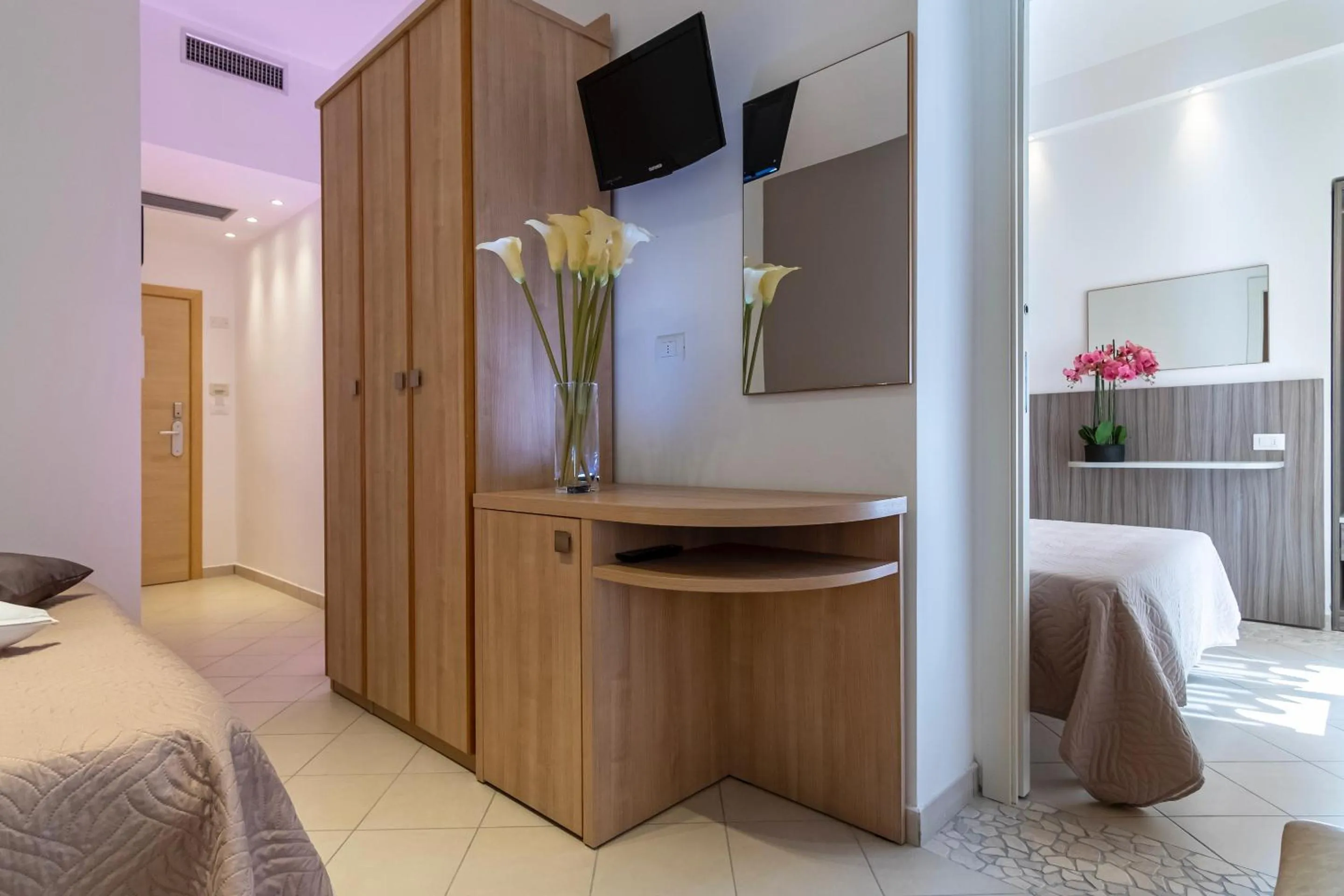 Bathroom, Bed in Hotel Mocambo Riccione CENTRALISSIMO AL MARE