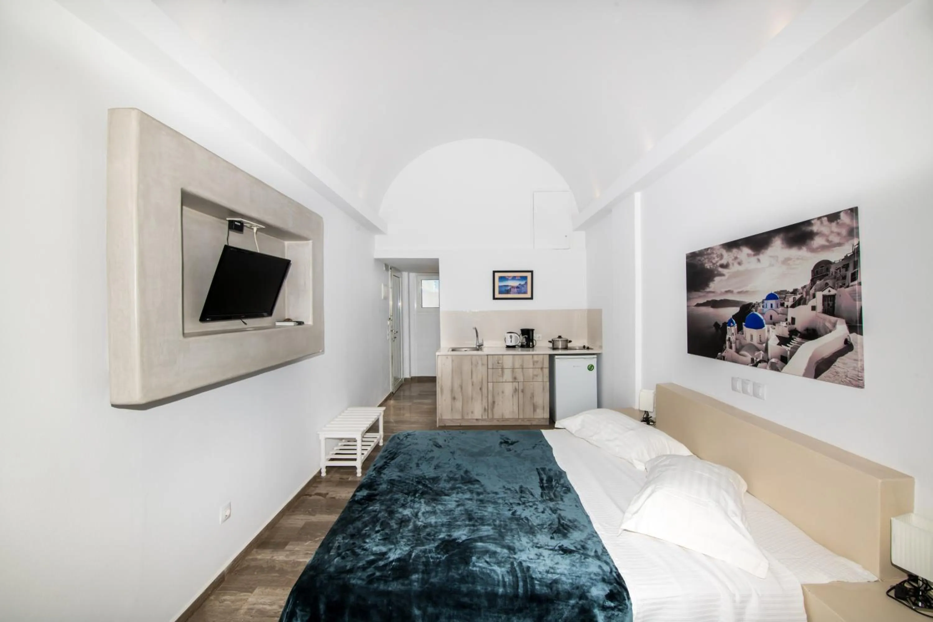 Photo of the whole room, Bed in Argiris Studios