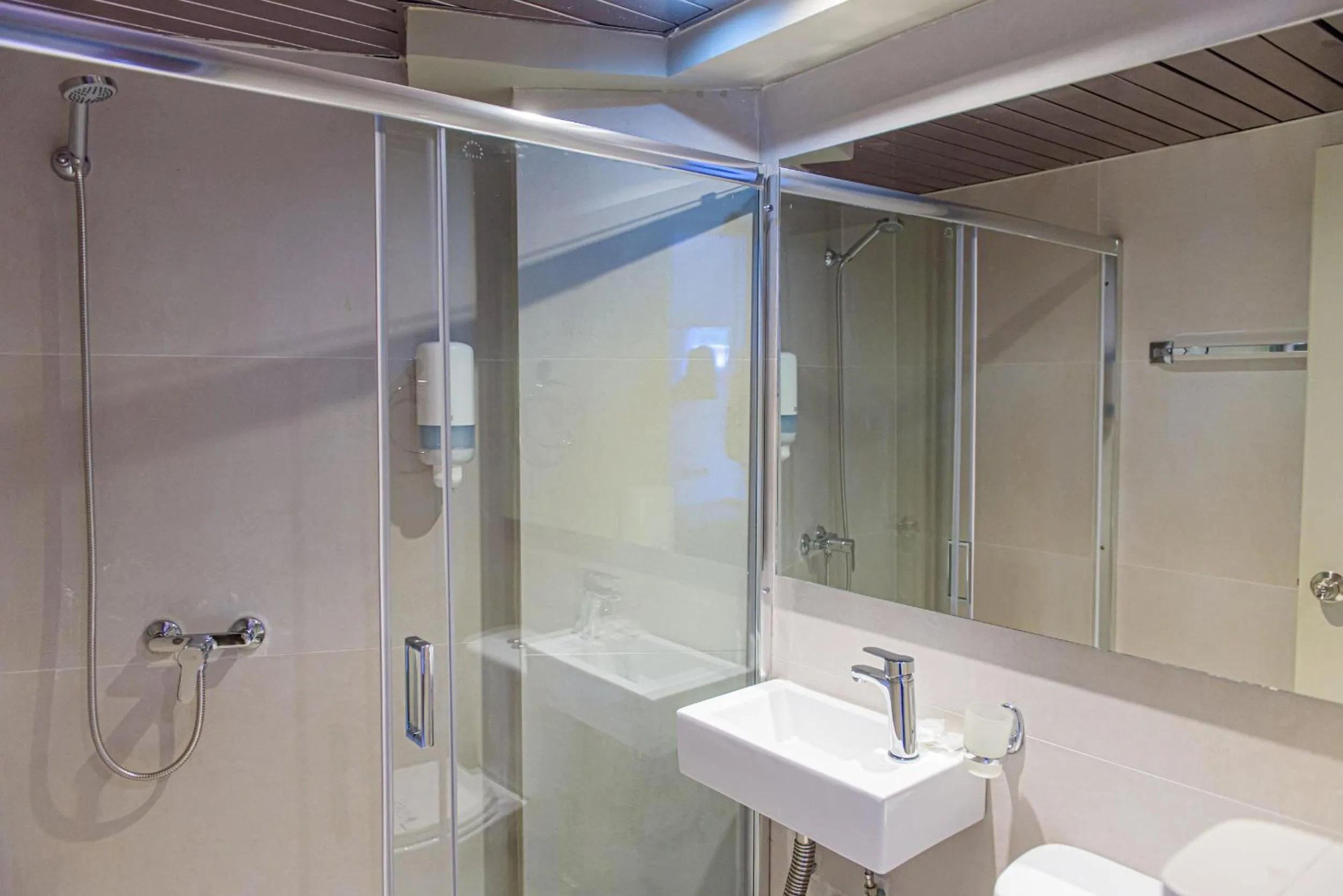 Shower in Hotel Nafpaktos