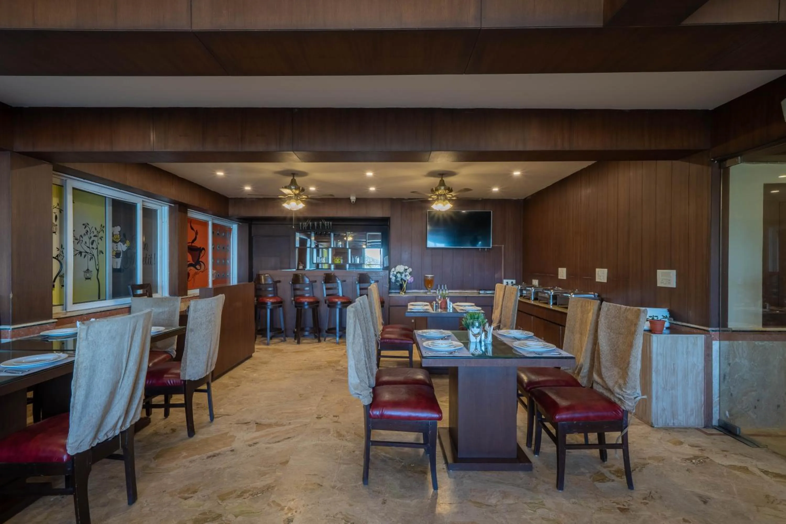 Restaurant/places to eat in Perfectstayz Premium The Pride at mall road