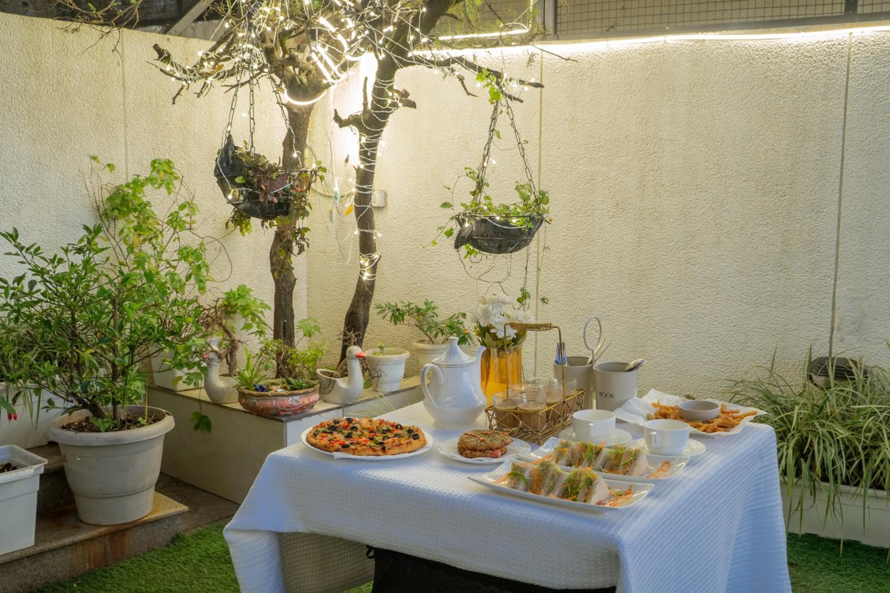 Food and drinks in Perfectstayz Premium The Pride at mall road