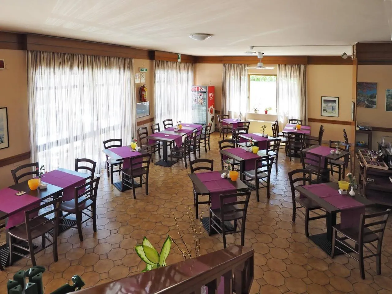 Restaurant/places to eat in Hotel Velus