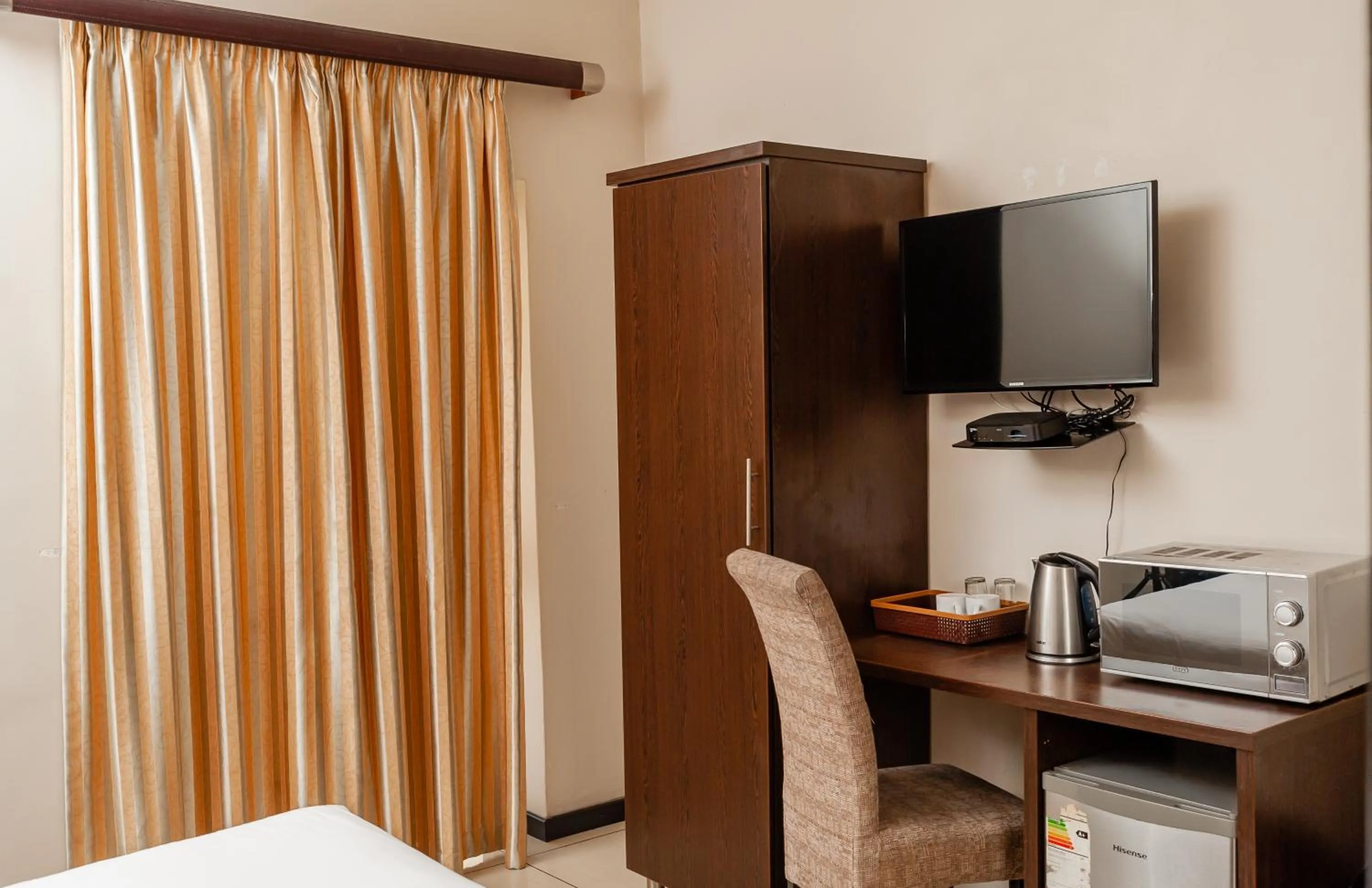 Bed in Bayside Hotel 100 Pixley Kaseme Street (West Street)