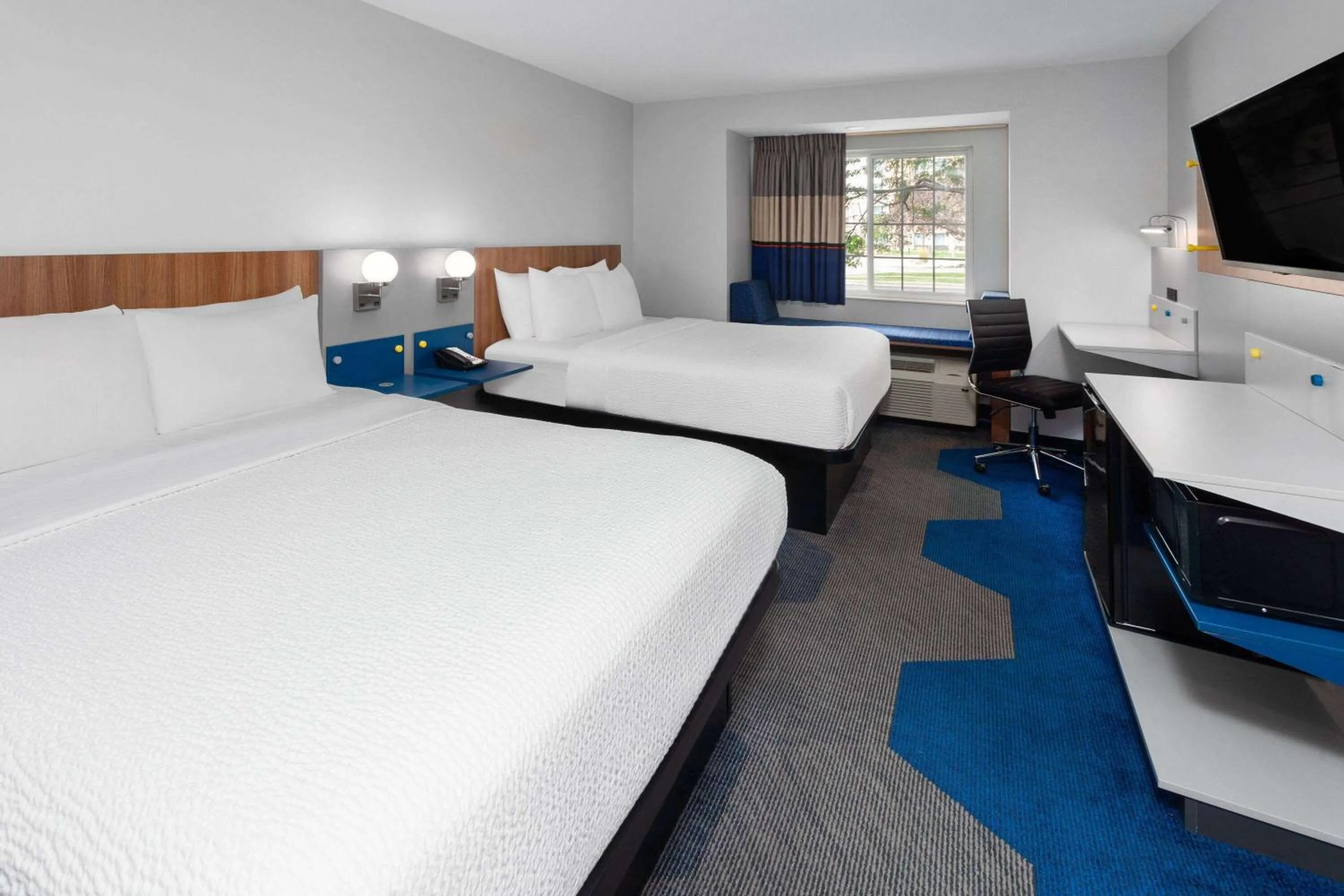 Photo of the whole room, Bed in Microtel Inn by Wyndham Janesville