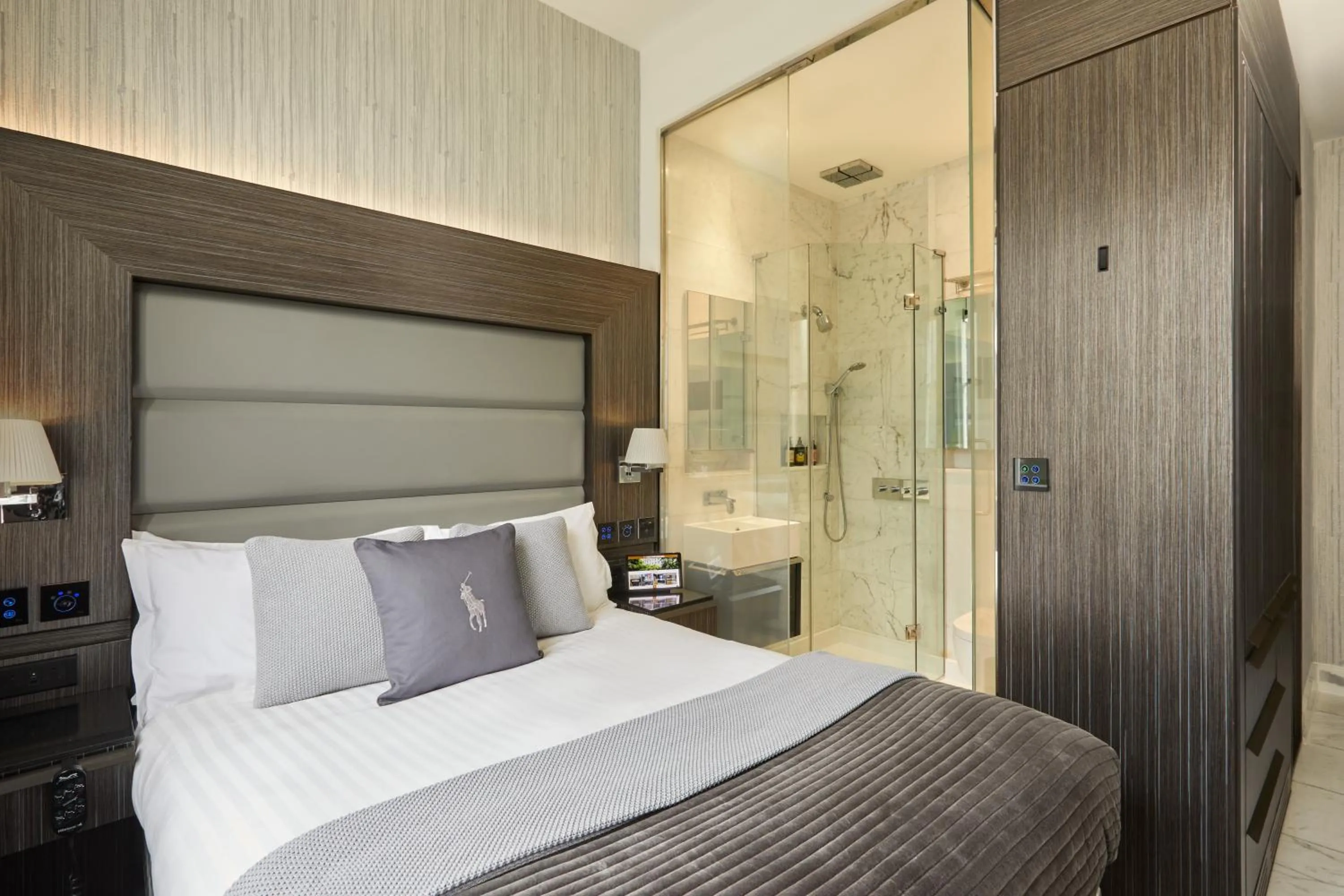 Bedroom, Bed in Eccleston Square Hotel