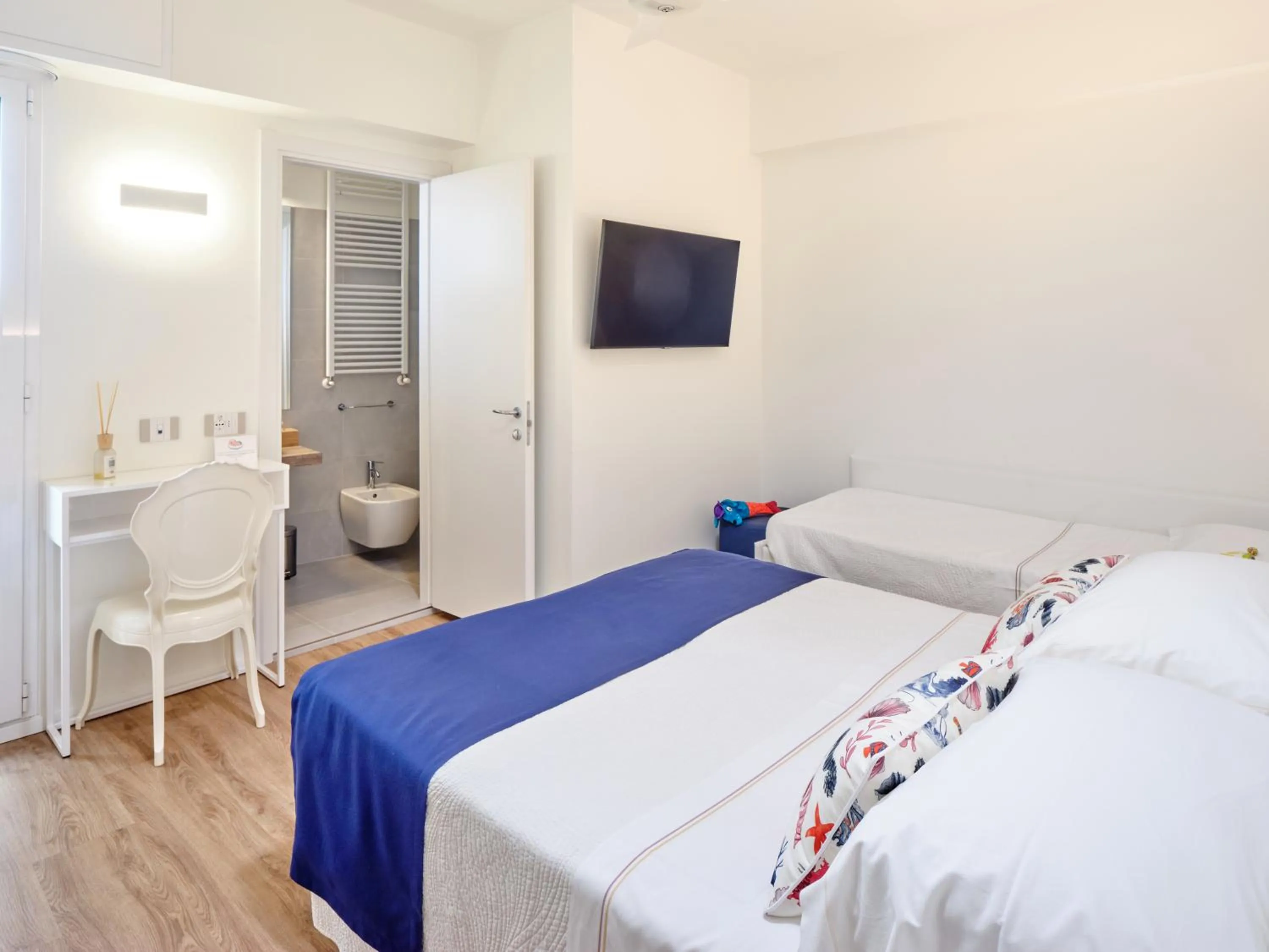 TV and multimedia in UNA HOTELS Imperial Beach Hotel