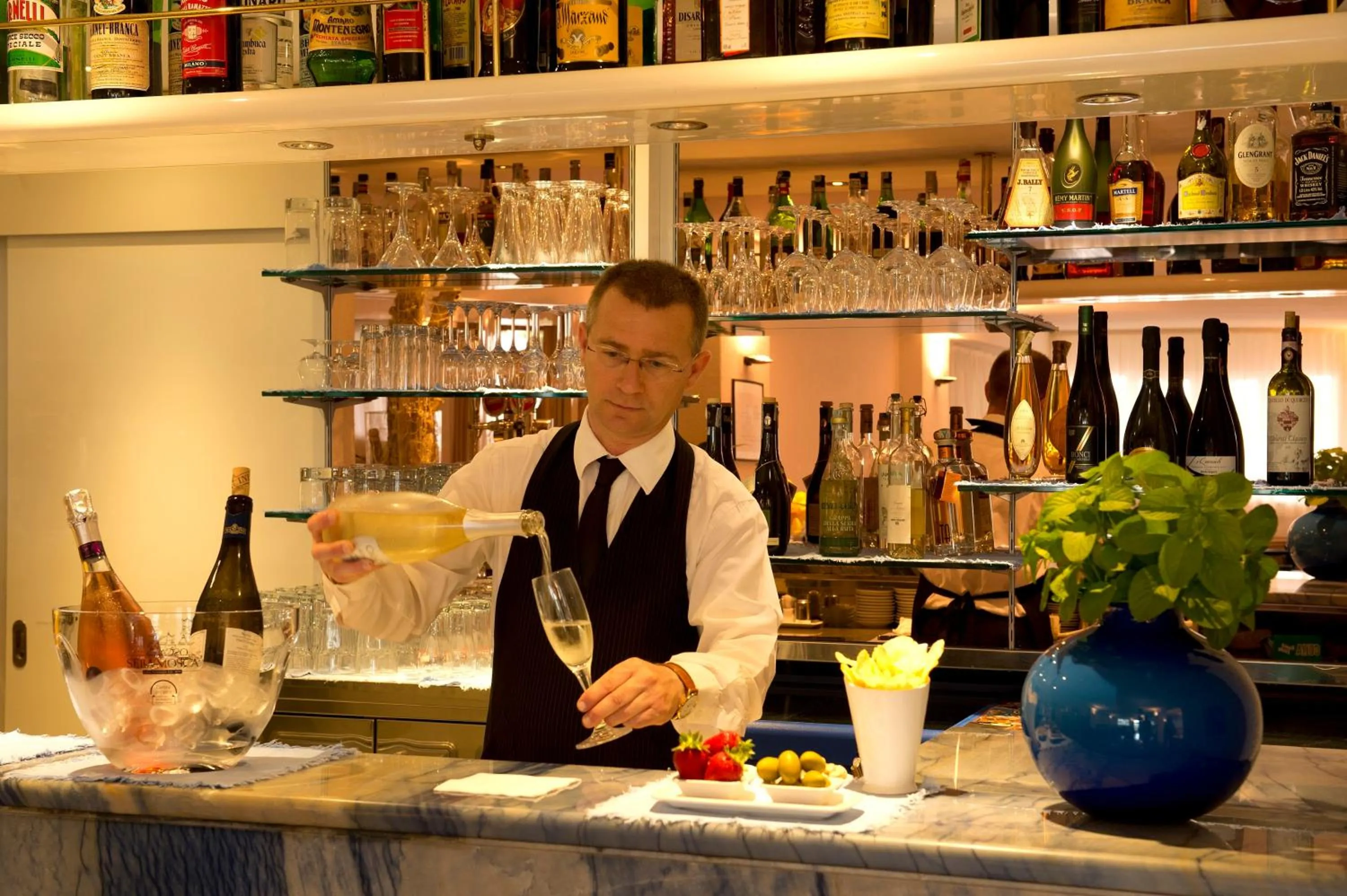 Staff in UNA HOTELS Imperial Beach Hotel