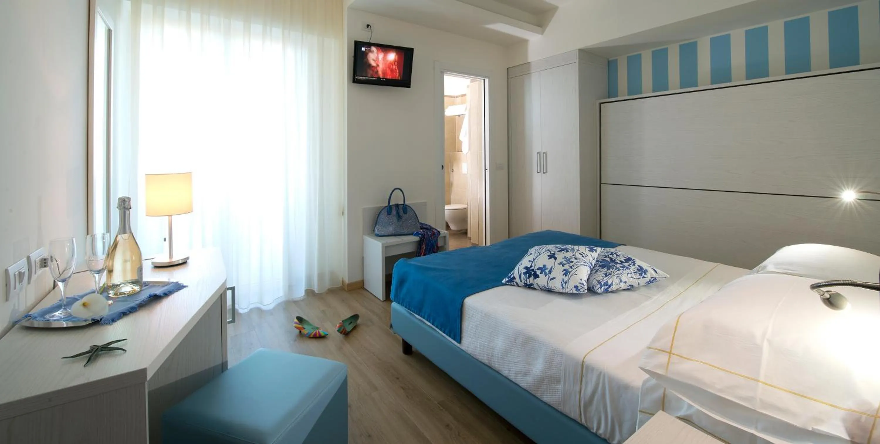 Bedroom in UNA HOTELS Imperial Beach Hotel