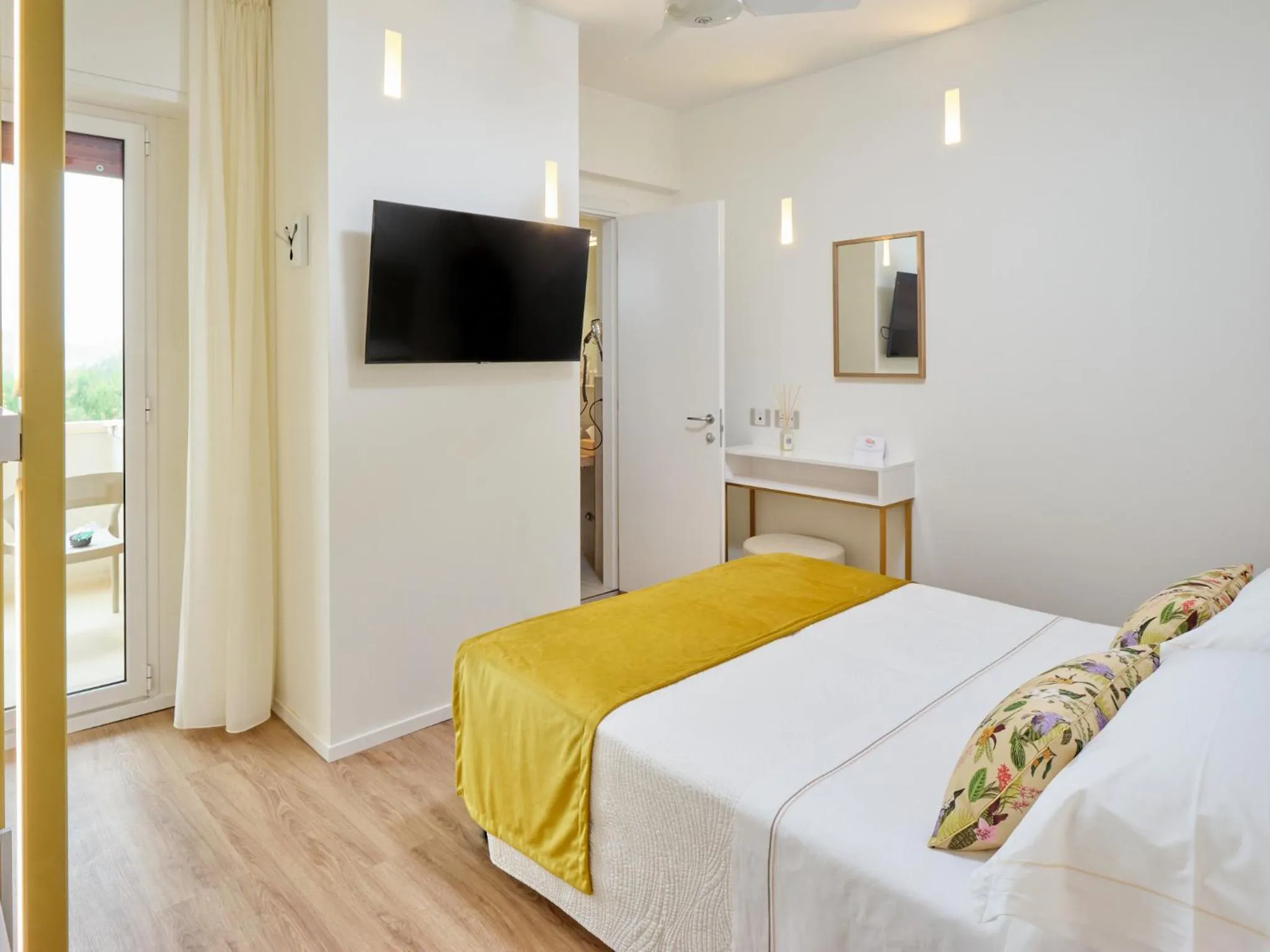 Bed in UNA HOTELS Imperial Beach Hotel