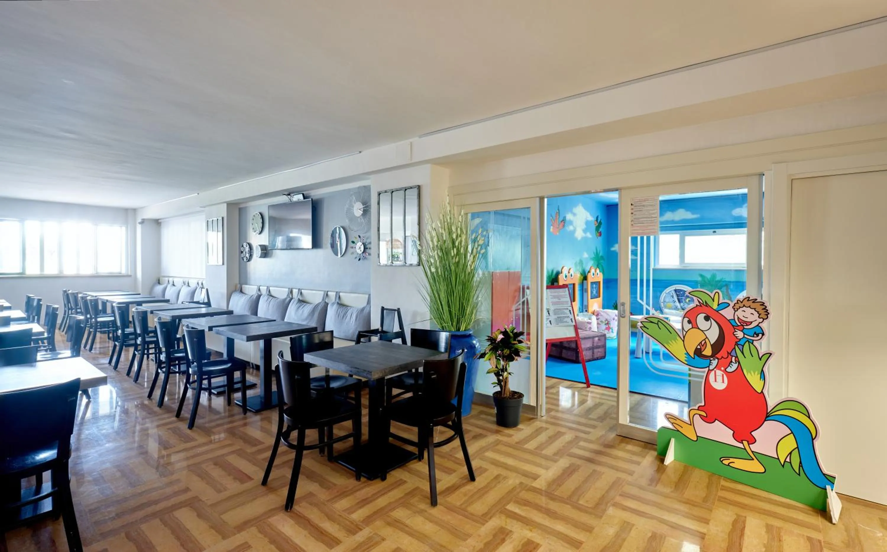 Communal lounge/ TV room in UNA HOTELS Imperial Beach Hotel