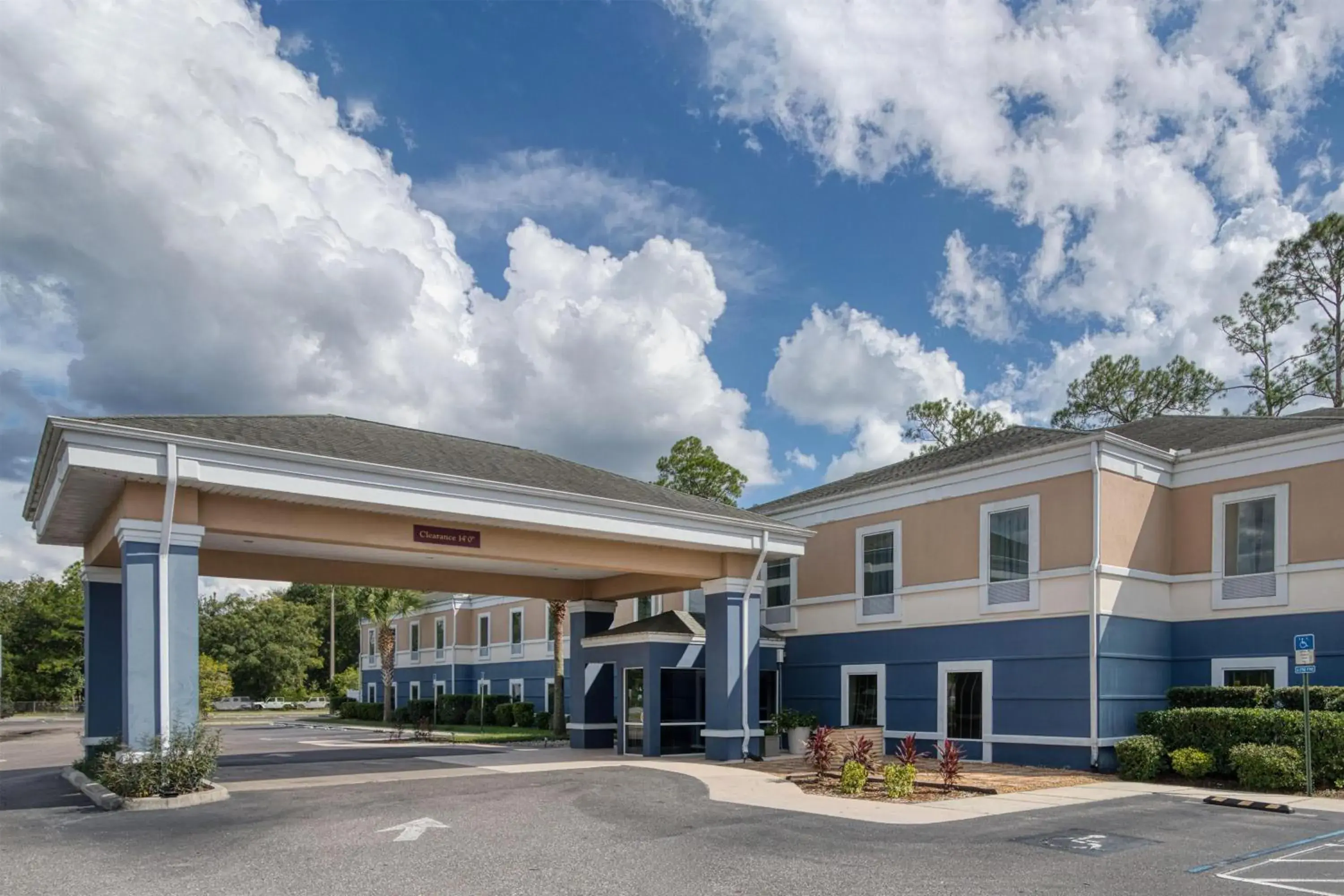 Property building in Best Western Waldo Inn & Suites Property building in Best Western Waldo Inn & Suites