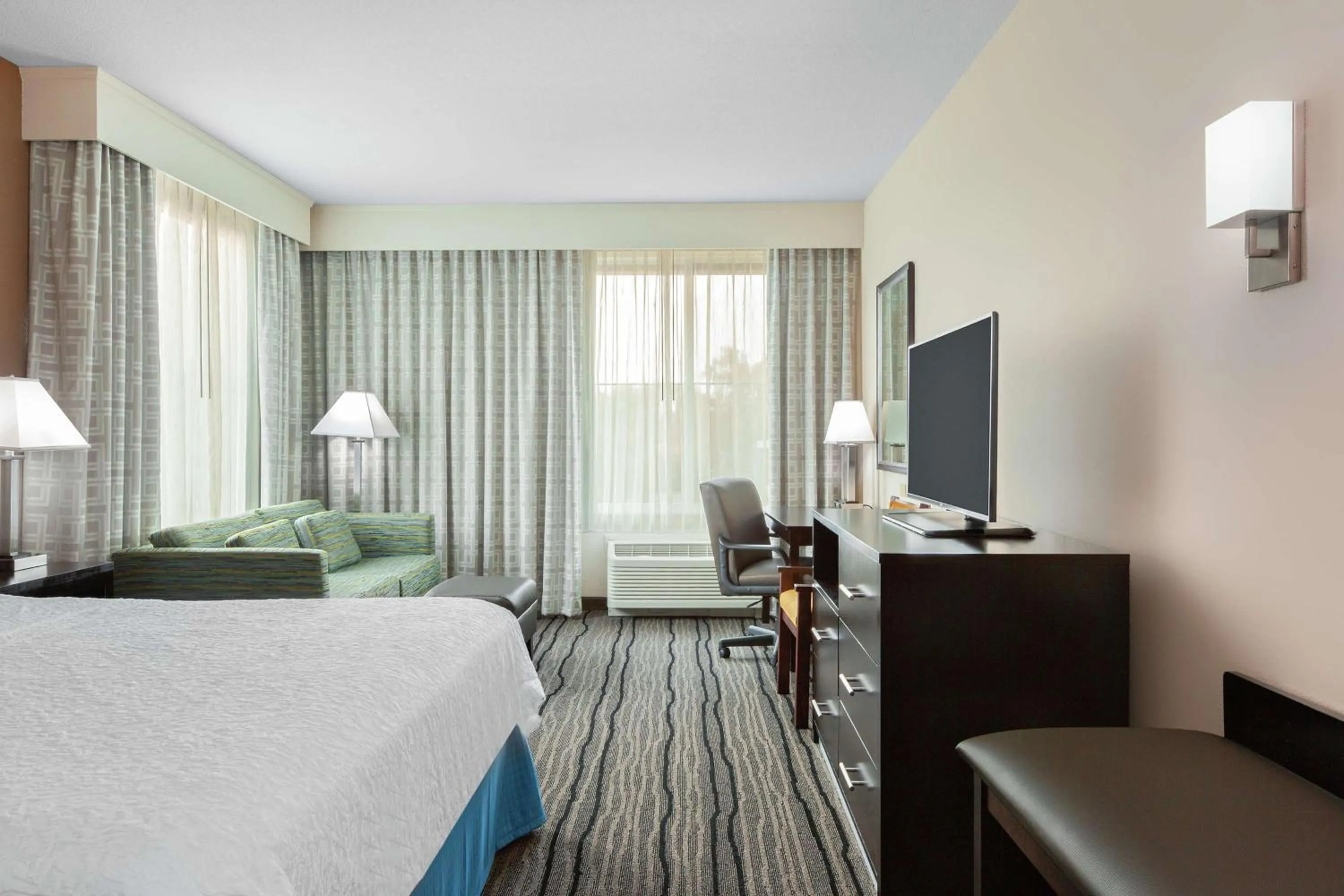 Bedroom, Bed in Hampton Inn & Suites Mountain View