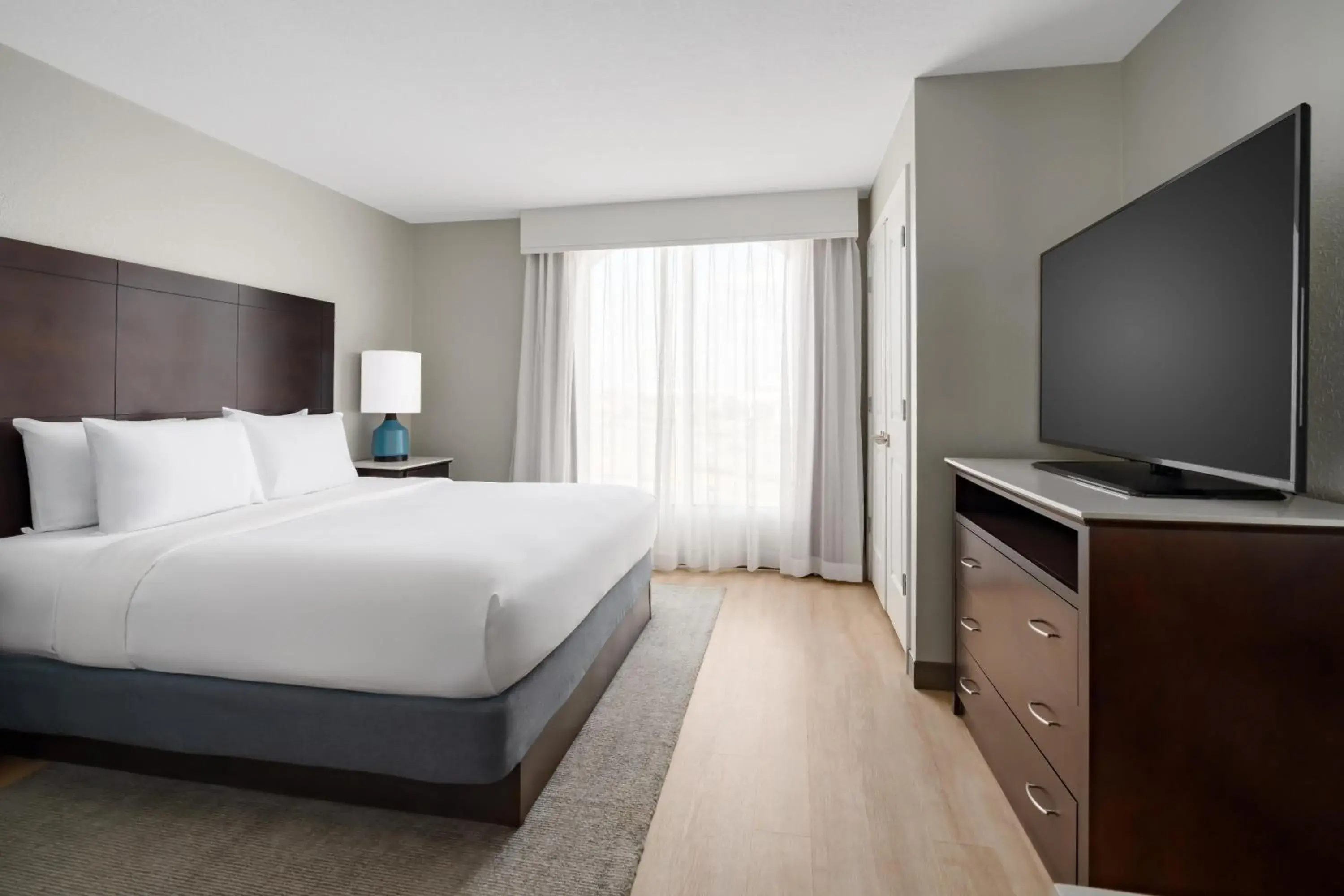 Bed in Embassy Suites by Hilton Orlando Lake Buena Vista Resort Bed in Embassy Suites by Hilton Orlando Lake Buena Vista Resort