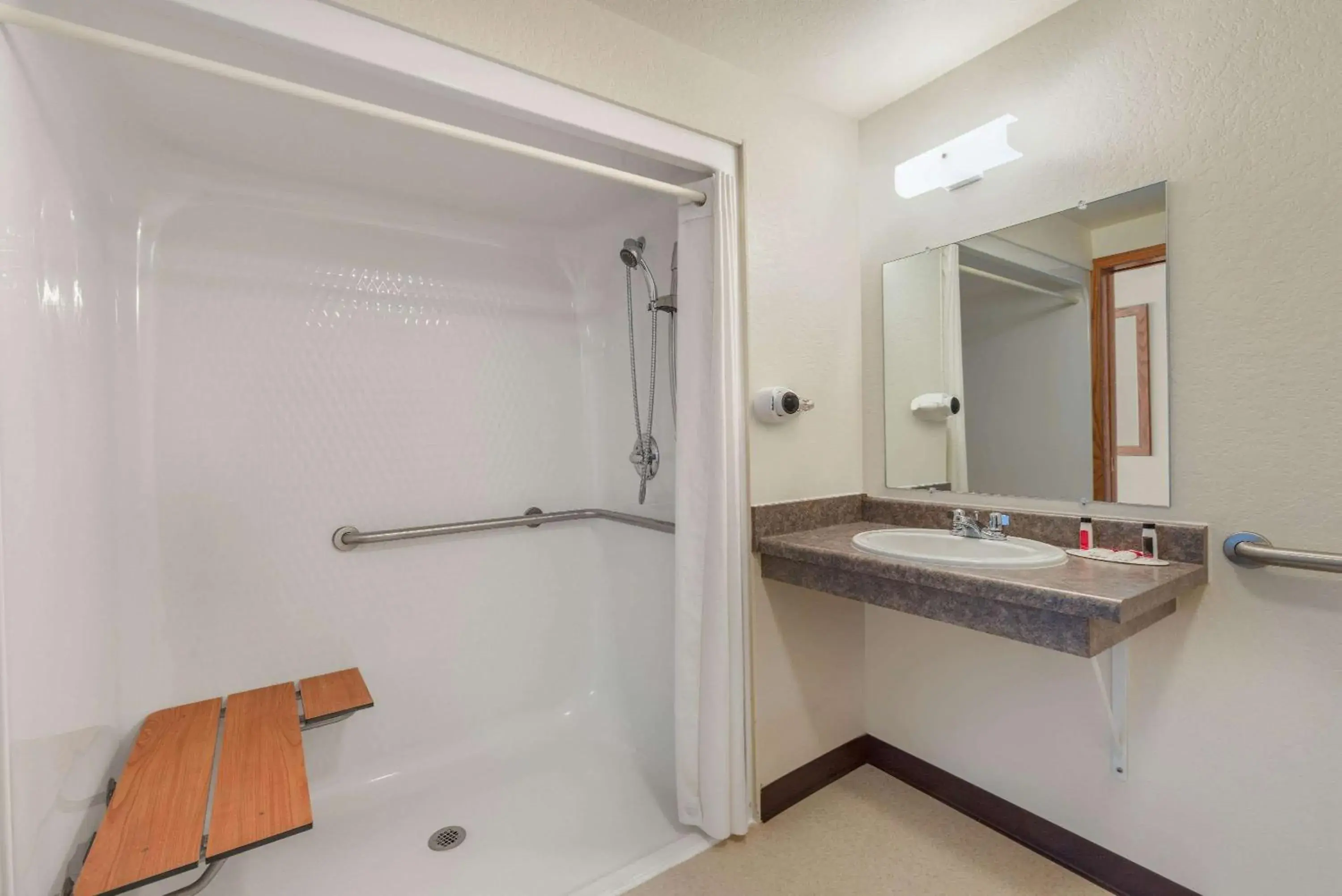 Queen Room - Disability Access/Non-Smoking in Super 8 by Wyndham Hill City/Mt Rushmore/ Area Queen Room - Disability Access/Non-Smoking in Super 8 by Wyndham Hill City/Mt Rushmore/ Area