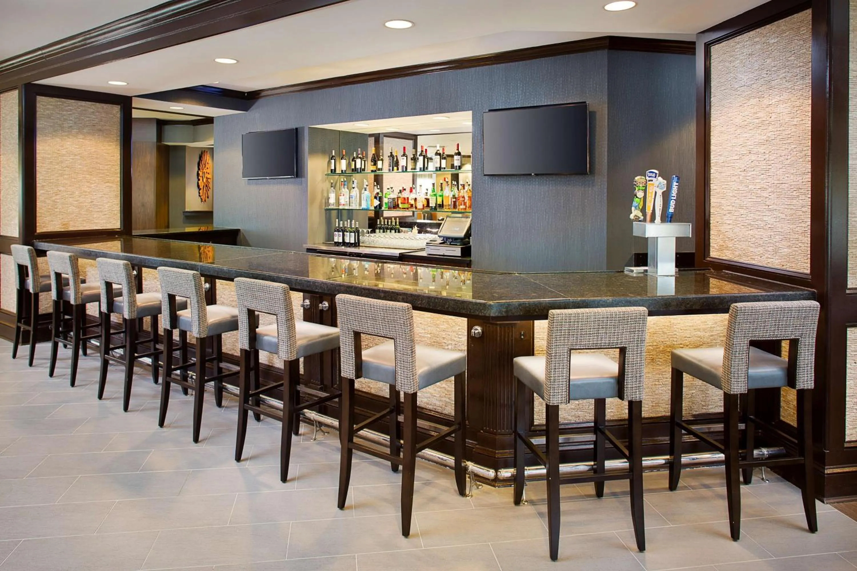 Lounge or bar in DoubleTree by Hilton Baltimore - BWI Airport