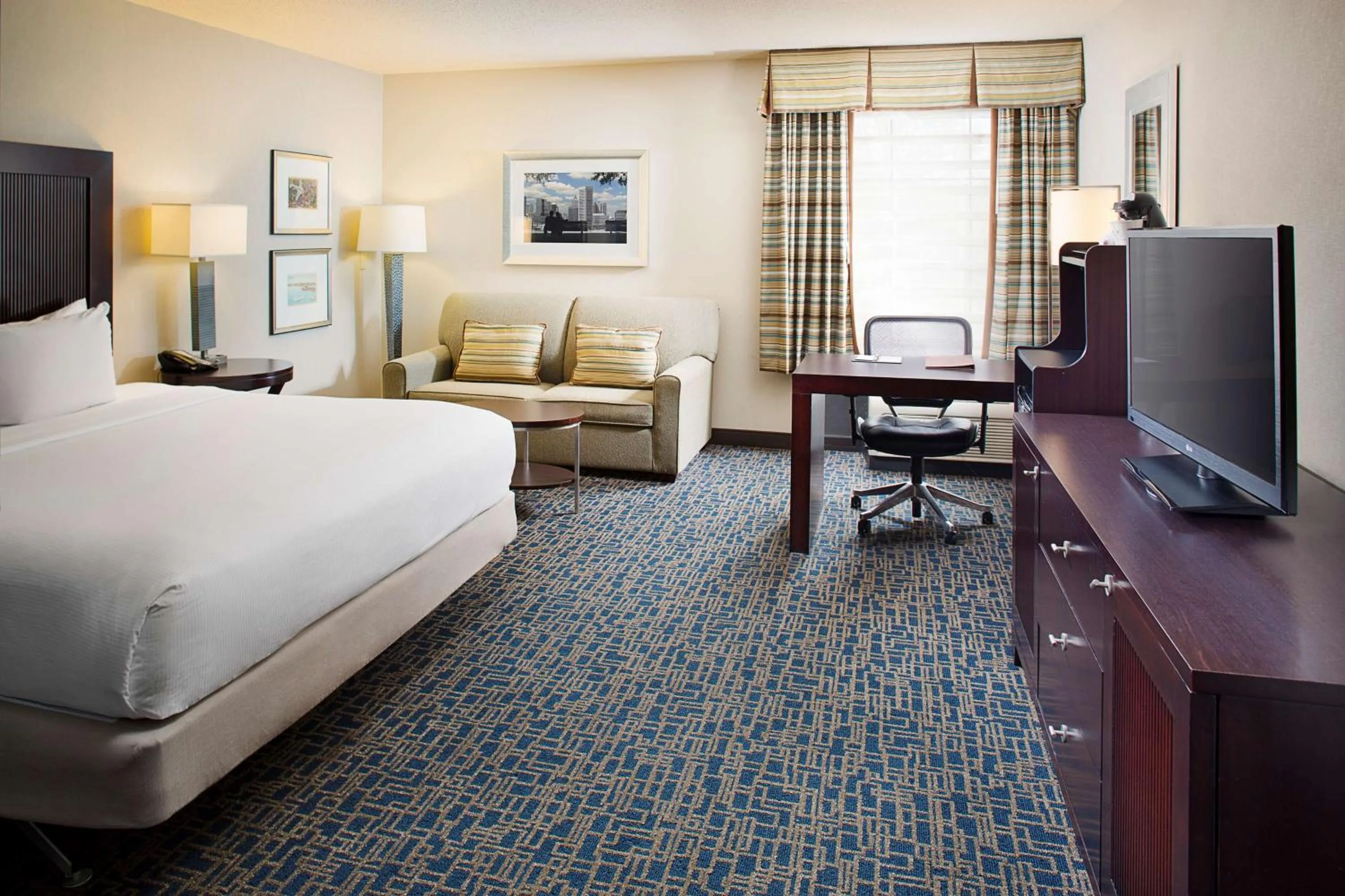 Living room, Bed in DoubleTree by Hilton Baltimore - BWI Airport
