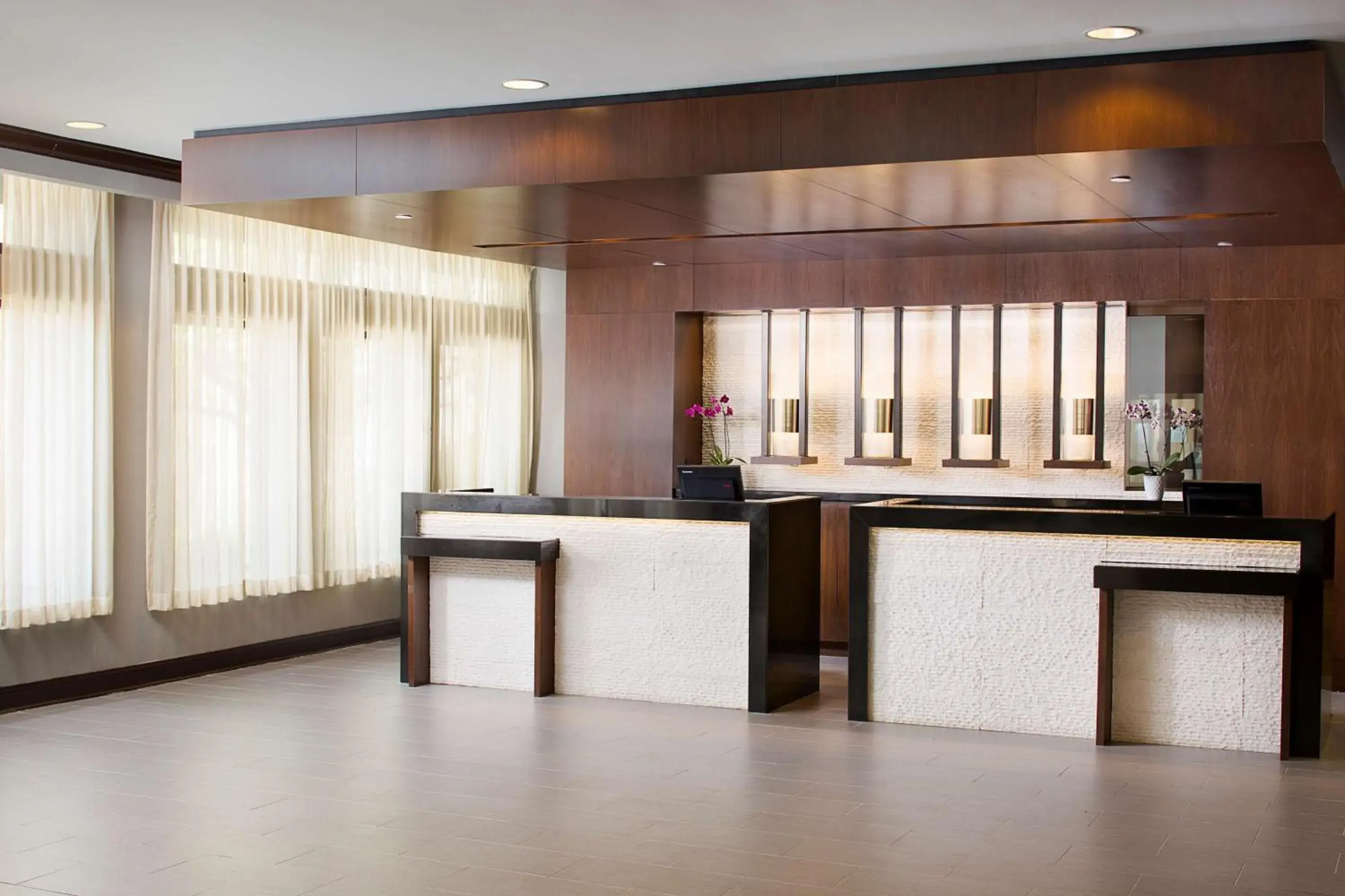 Lobby or reception in DoubleTree by Hilton Baltimore - BWI Airport Lobby or reception in DoubleTree by Hilton Baltimore - BWI Airport