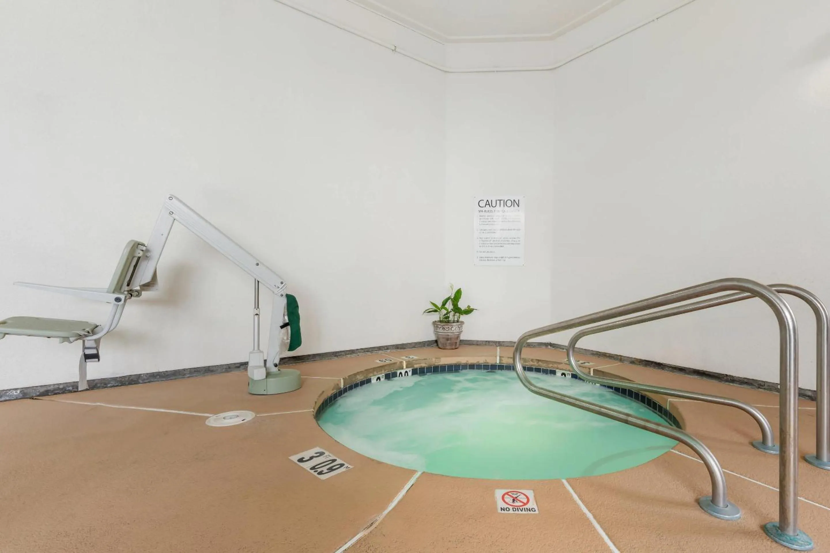 Swimming pool in Comfort Inn Arcata