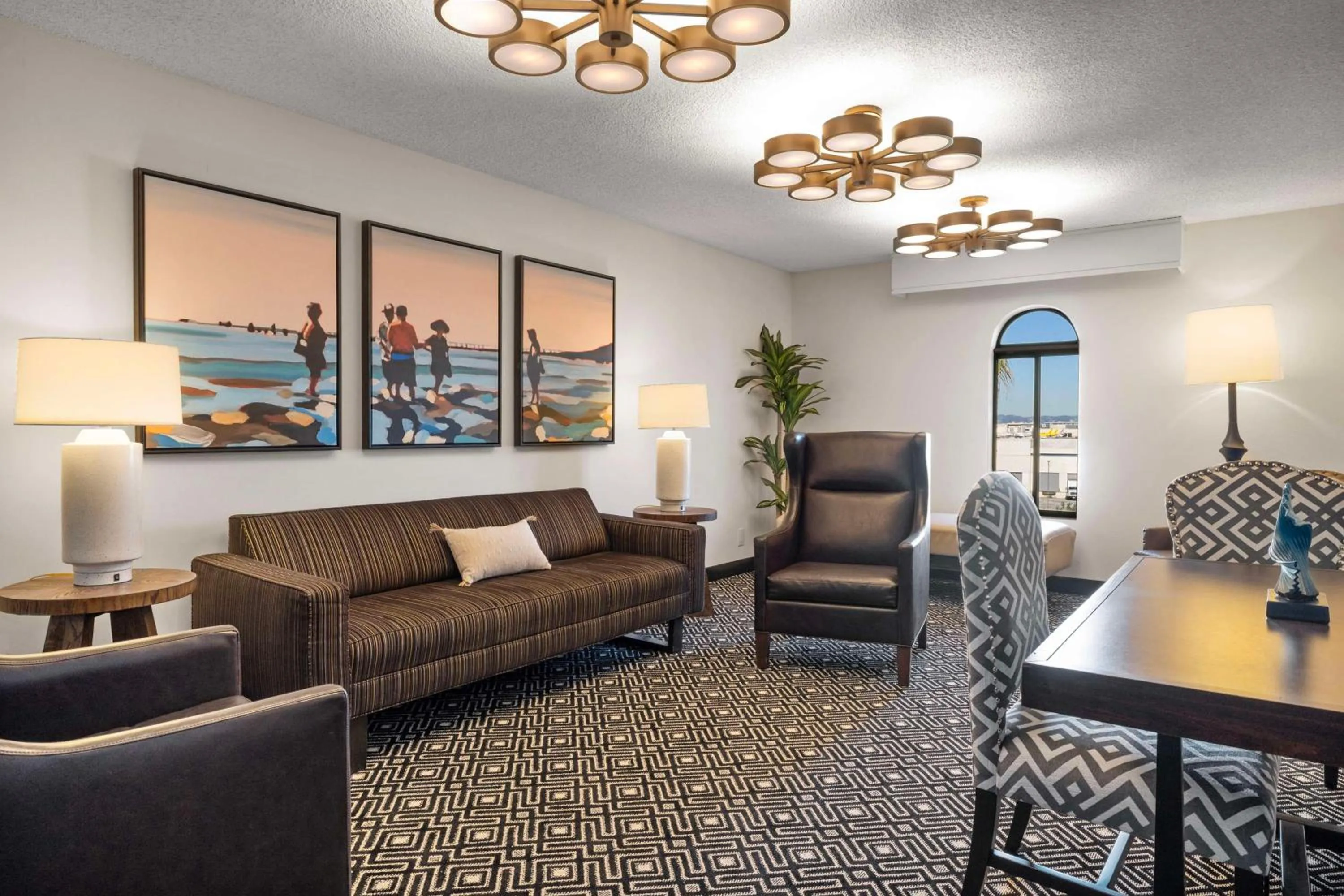 Living room in Embassy Suites by Hilton Los Angeles International Airport South